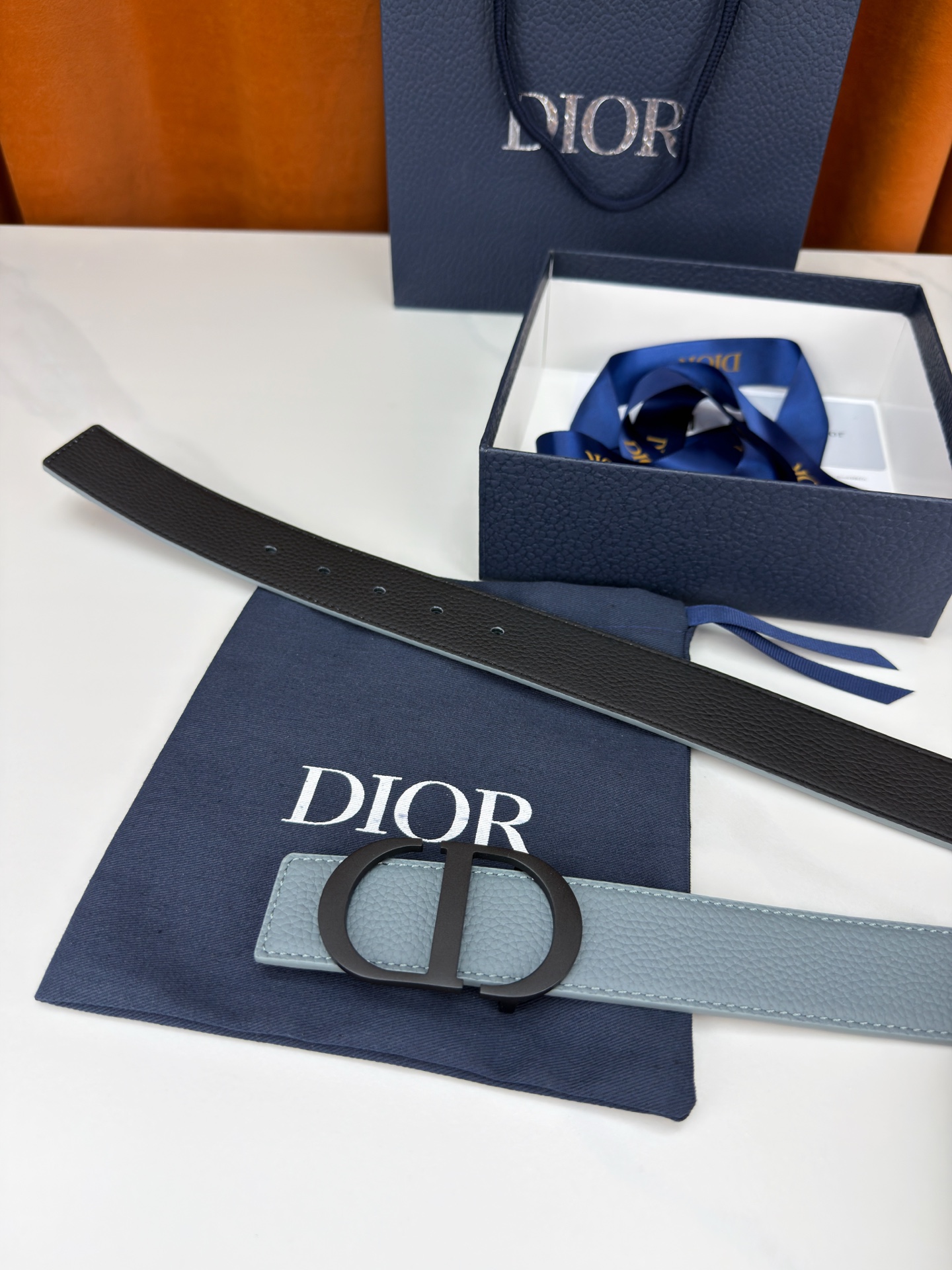 Dior宽度3.5cm双面腰带，甄选荔枝纹牛皮，双面颜色一带两戴。标志性CD金属扣，亮金或亮银可选，光泽
