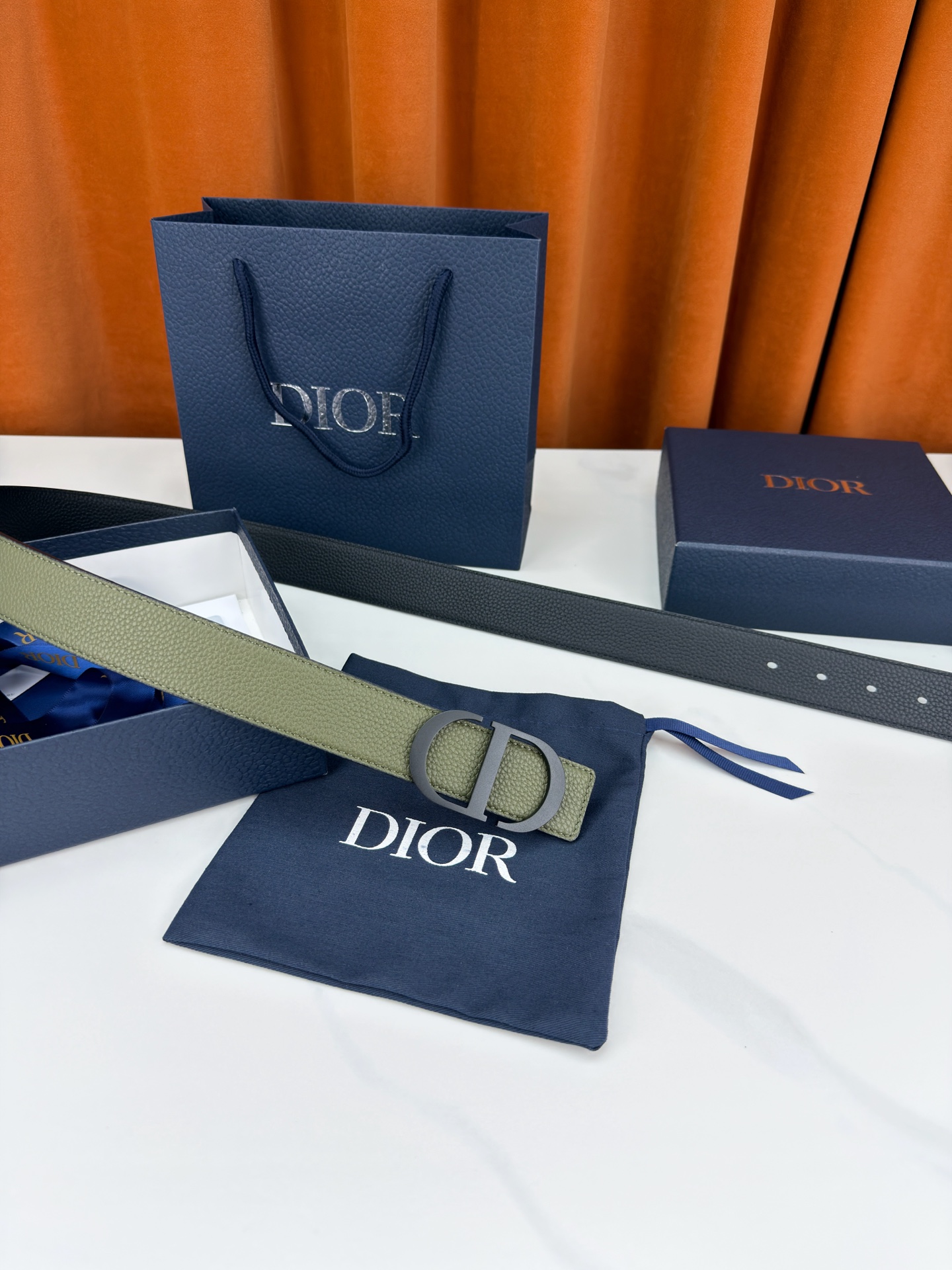 Dior宽度3.5cm双面腰带，甄选荔枝纹牛皮，双面颜色一带两戴。标志性CD金属扣，亮金或亮银可选，光泽