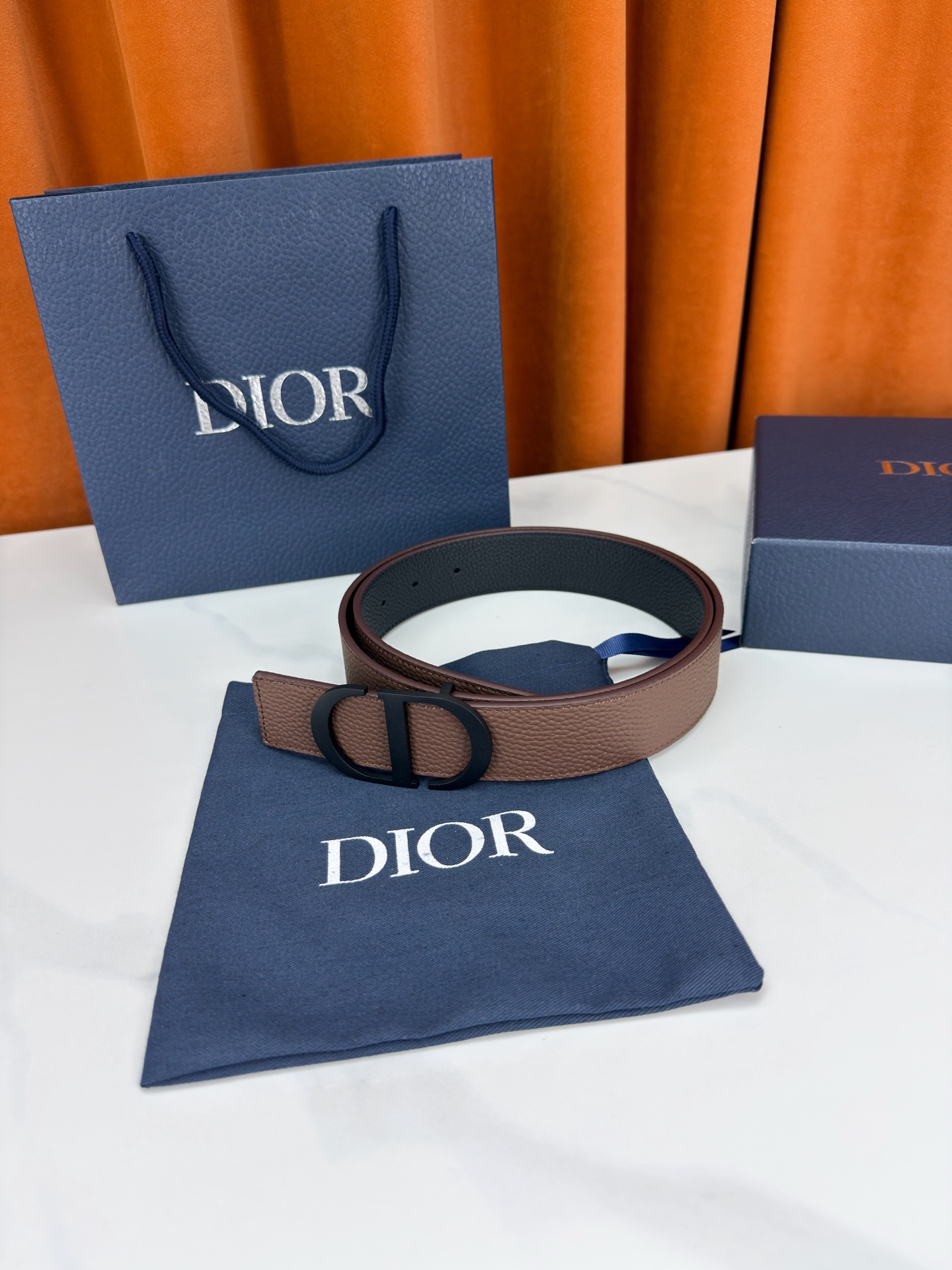 Dior宽度3.5cm双面腰带，甄选荔枝纹牛皮，双面颜色一带两戴。标志性CD金属扣，亮金或亮银可选，光泽