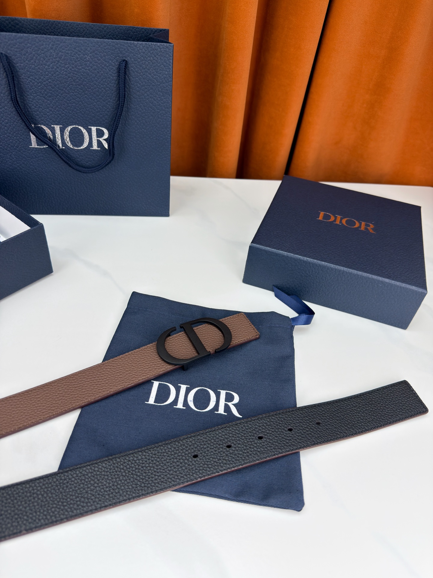 Dior宽度3.5cm双面腰带，甄选荔枝纹牛皮，双面颜色一带两戴。标志性CD金属扣，亮金或亮银可选，光泽