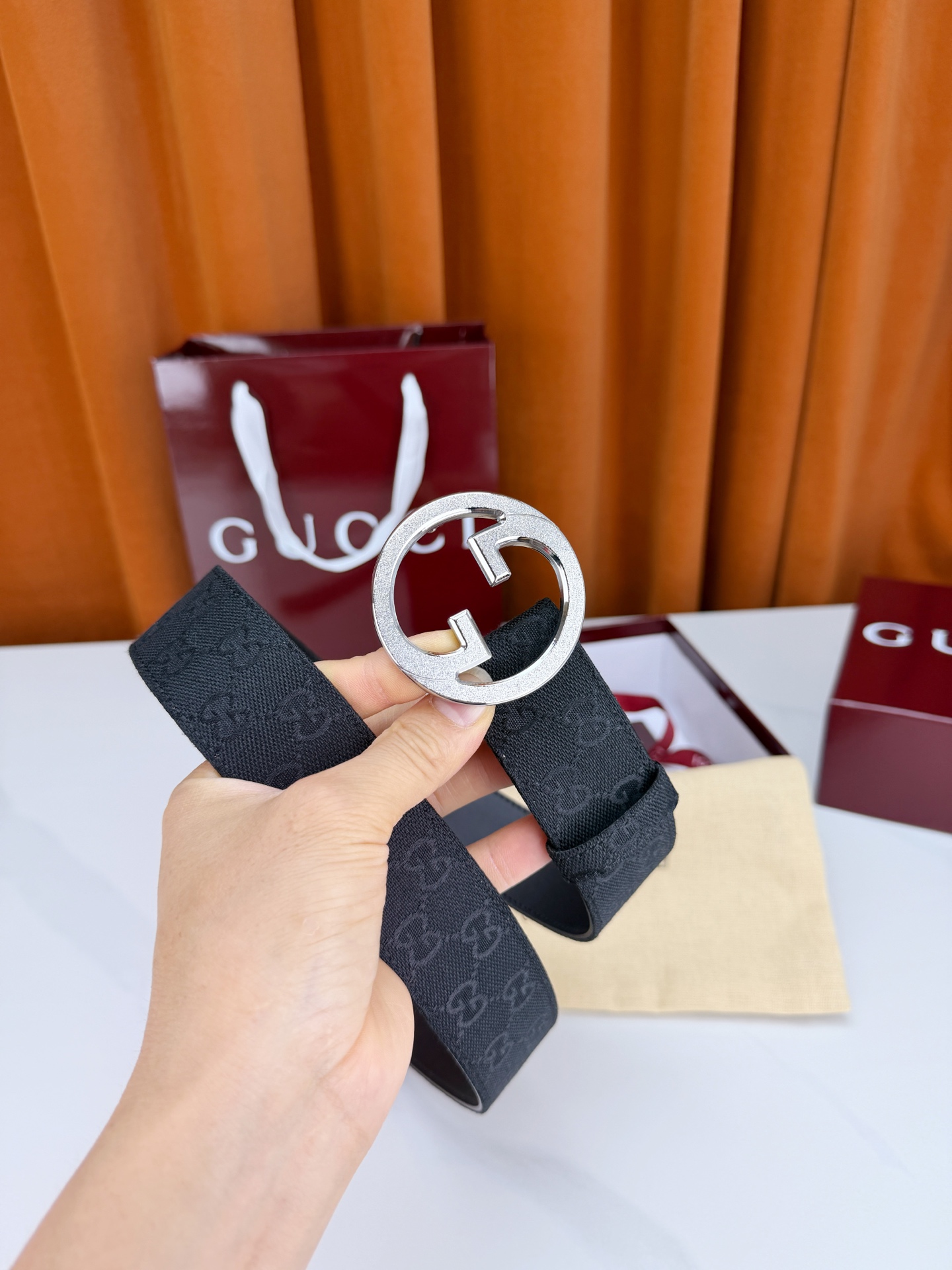 GUCCI 宽度4.0cm双面腰带，新款帆布满印双G老花，反面平纹 金色双G互扣扣头抛光闪耀，一带两用随