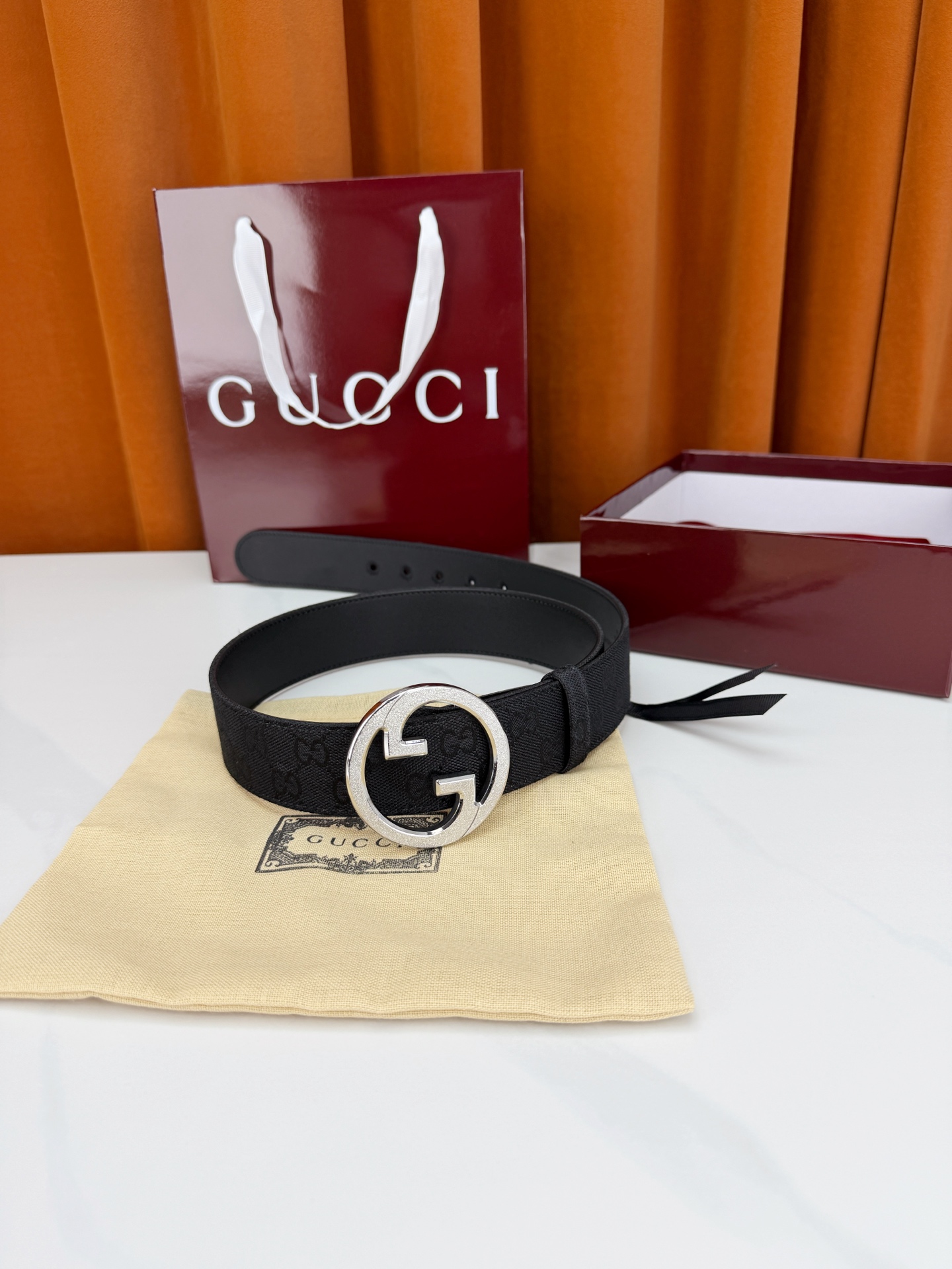GUCCI 宽度4.0cm双面腰带，新款帆布满印双G老花，反面平纹 金色双G互扣扣头抛光闪耀，一带两用随