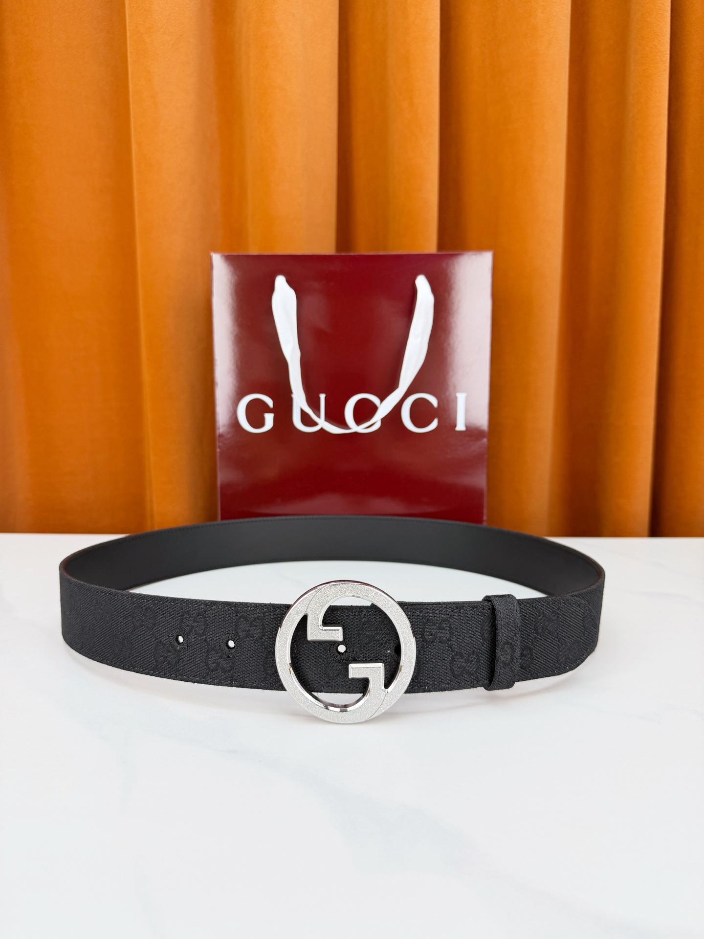 GUCCI 宽度4.0cm双面腰带，新款帆布满印双G老花，反面平纹 金色双G互扣扣头抛光闪耀，一带两用随