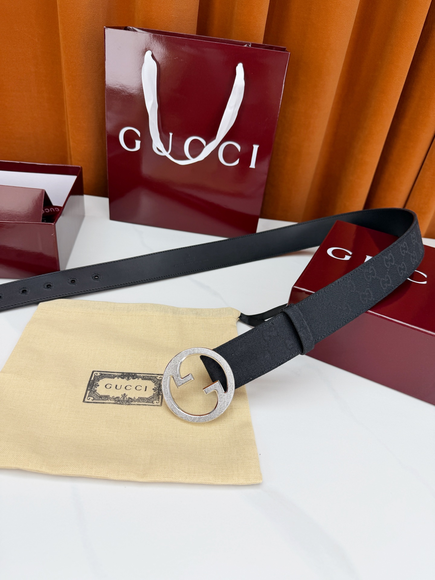 GUCCI 宽度4.0cm双面腰带，新款帆布满印双G老花，反面平纹 金色双G互扣扣头抛光闪耀，一带两用随