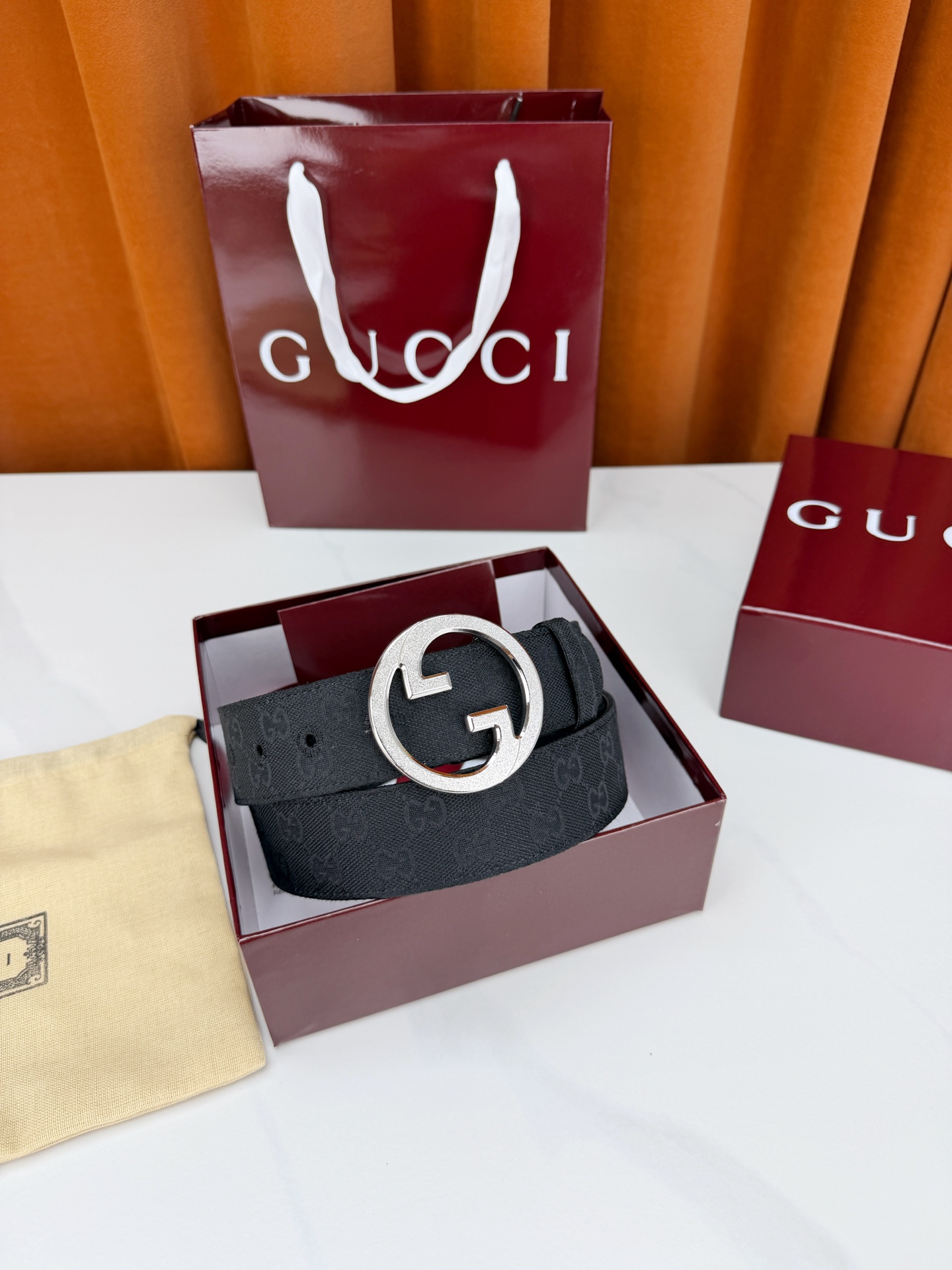 GUCCI 宽度4.0cm双面腰带，新款帆布满印双G老花，反面平纹 金色双G互扣扣头抛光闪耀，一带两用随