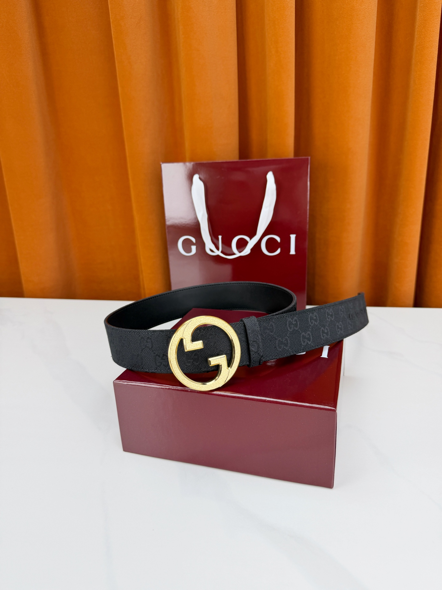 GUCCI 宽度4.0cm双面腰带，新款帆布满印双G老花，反面平纹 金色双G互扣扣头抛光闪耀，一带两用随