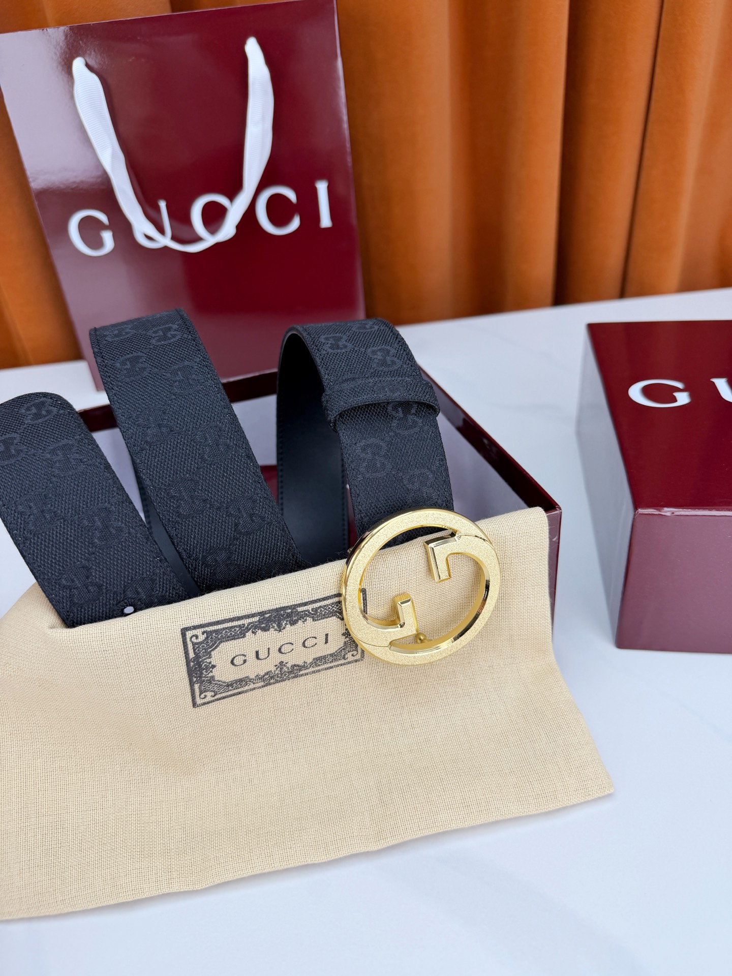 GUCCI 宽度4.0cm双面腰带，新款帆布满印双G老花，反面平纹 金色双G互扣扣头抛光闪耀，一带两用随