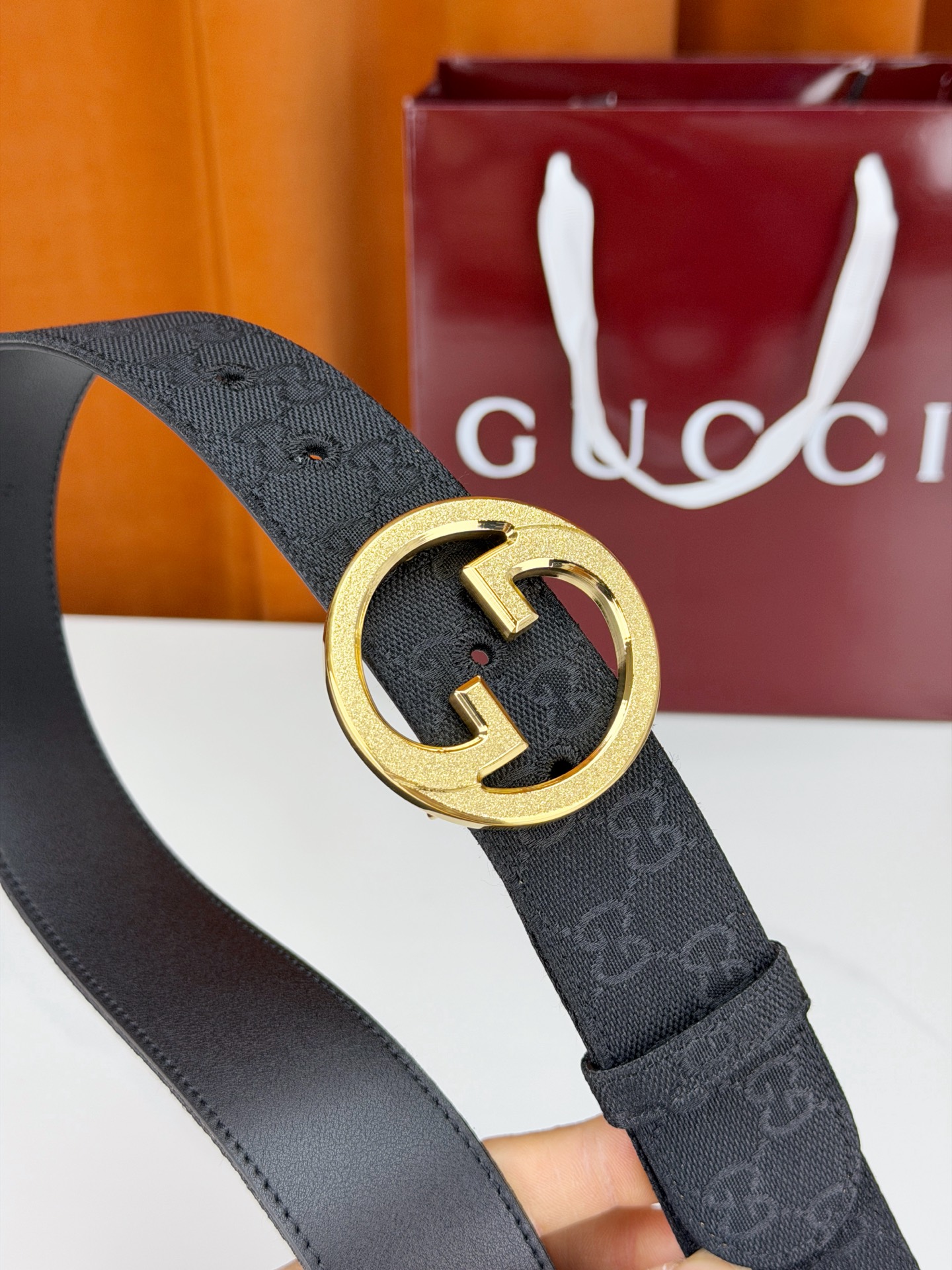 GUCCI 宽度4.0cm双面腰带，新款帆布满印双G老花，反面平纹 金色双G互扣扣头抛光闪耀，一带两用随