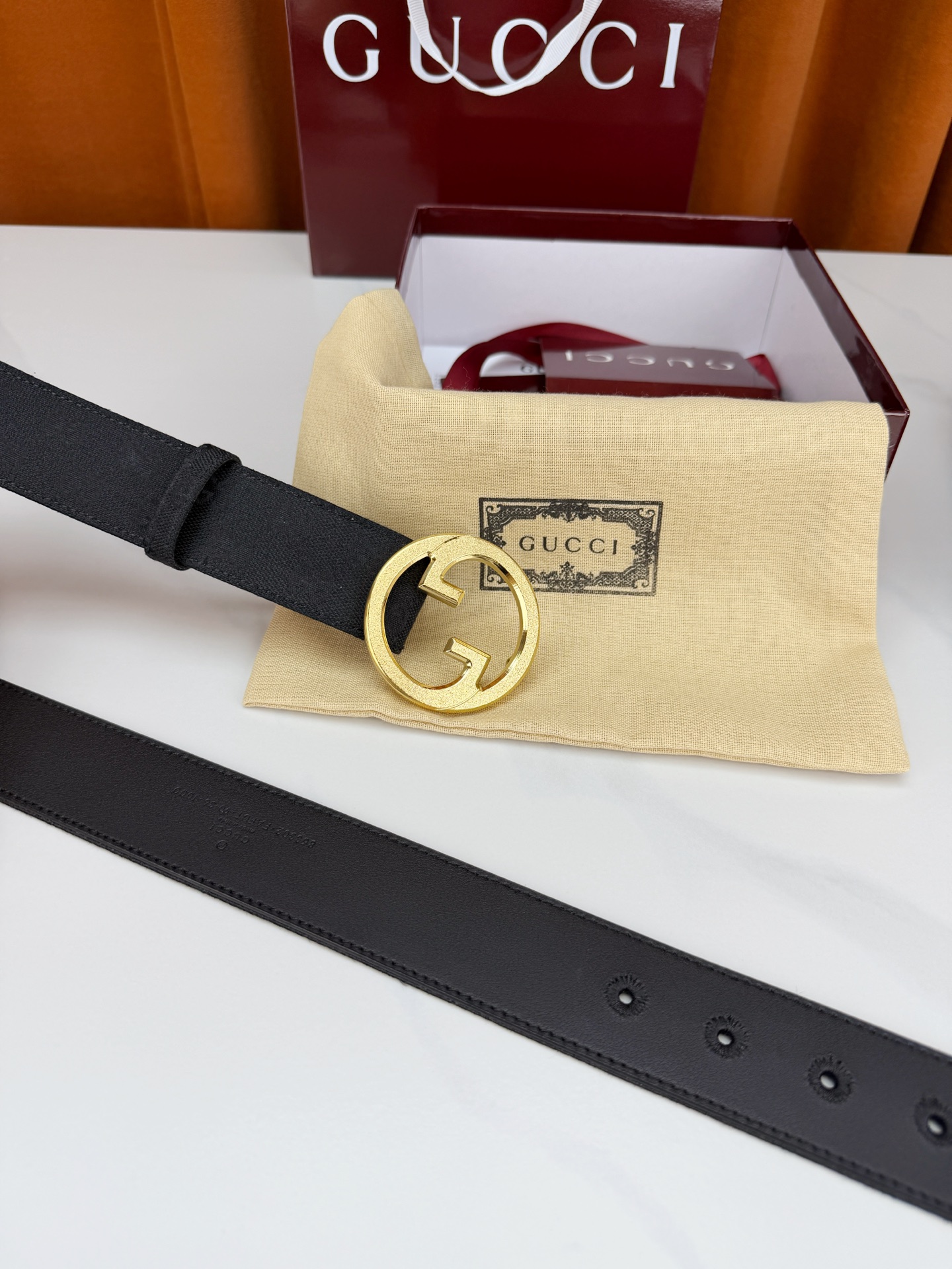 GUCCI 宽度4.0cm双面腰带，新款帆布满印双G老花，反面平纹 金色双G互扣扣头抛光闪耀，一带两用随