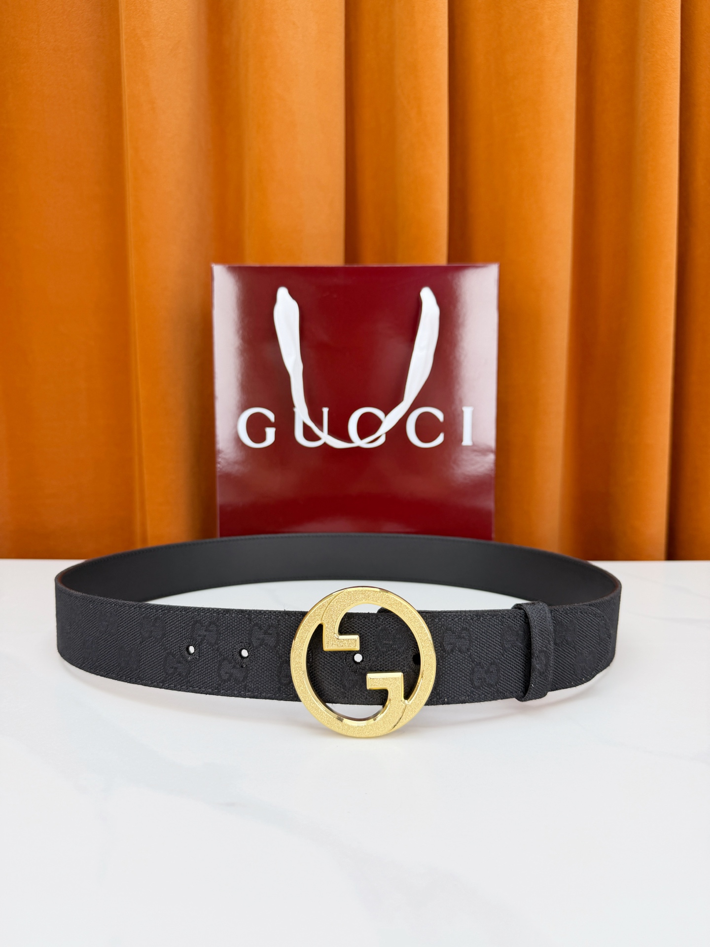 GUCCI 宽度4.0cm双面腰带，新款帆布满印双G老花，反面平纹 金色双G互扣扣头抛光闪耀，一带两用随