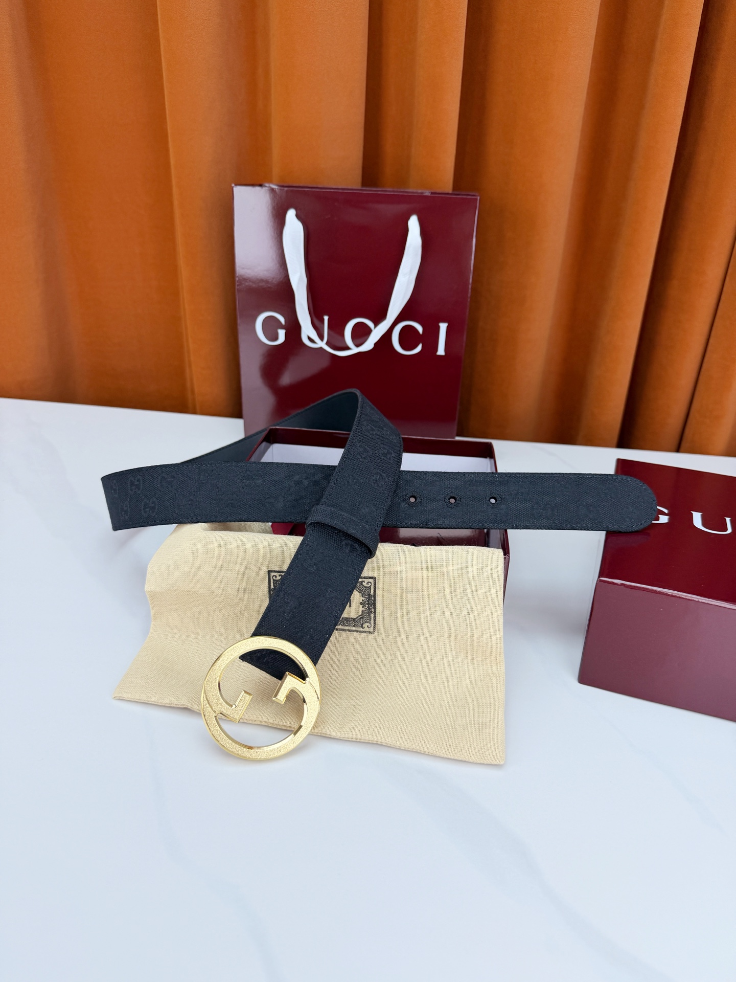 GUCCI 宽度4.0cm双面腰带，新款帆布满印双G老花，反面平纹 金色双G互扣扣头抛光闪耀，一带两用随