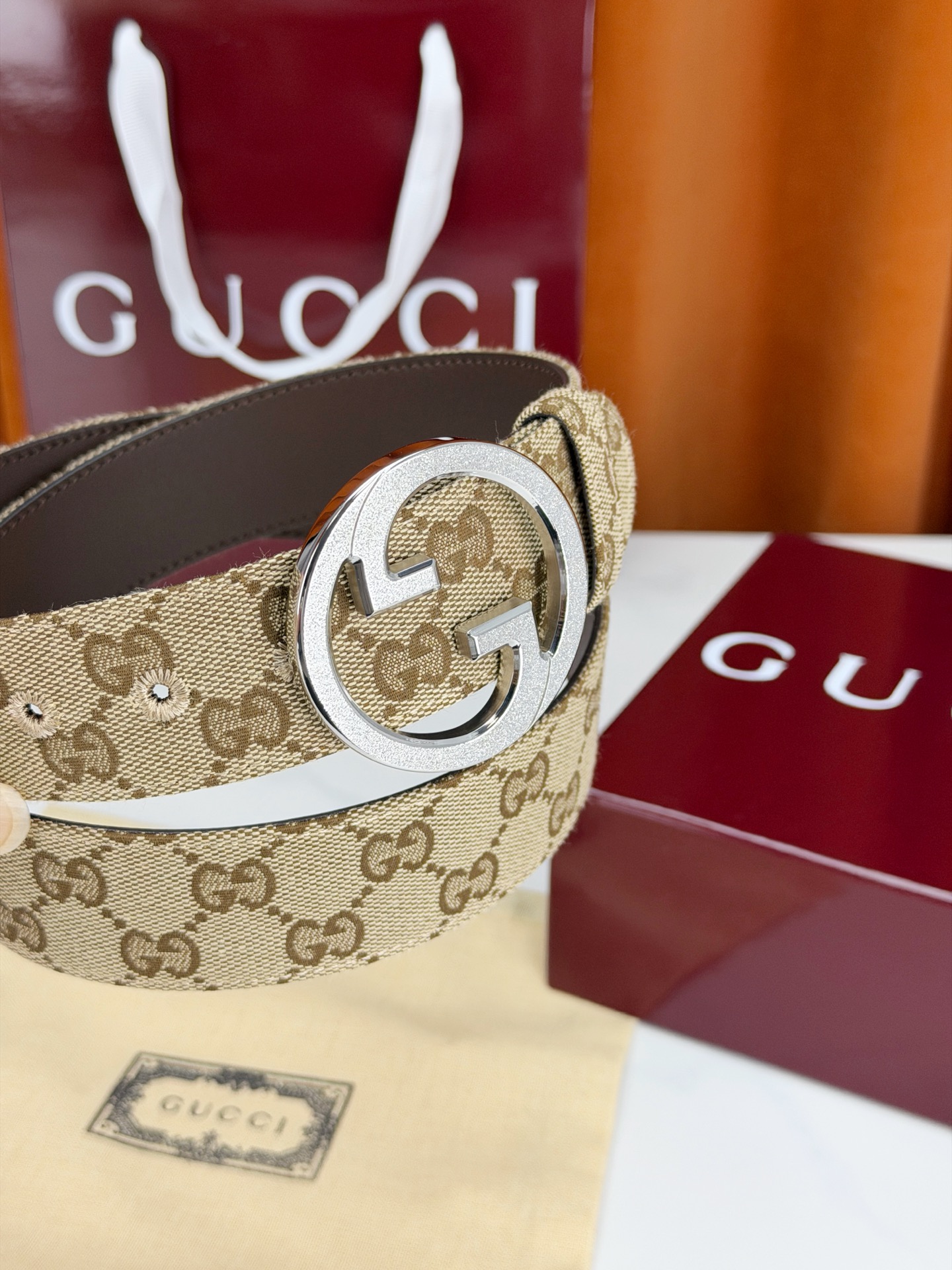 GUCCI 宽度4.0cm双面腰带，新款帆布满印双G老花，反面平纹 金色双G互扣扣头抛光闪耀，一带两用随