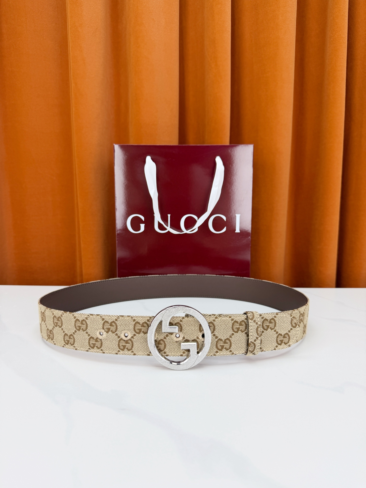 GUCCI 宽度4.0cm双面腰带，新款帆布满印双G老花，反面平纹 金色双G互扣扣头抛光闪耀，一带两用随