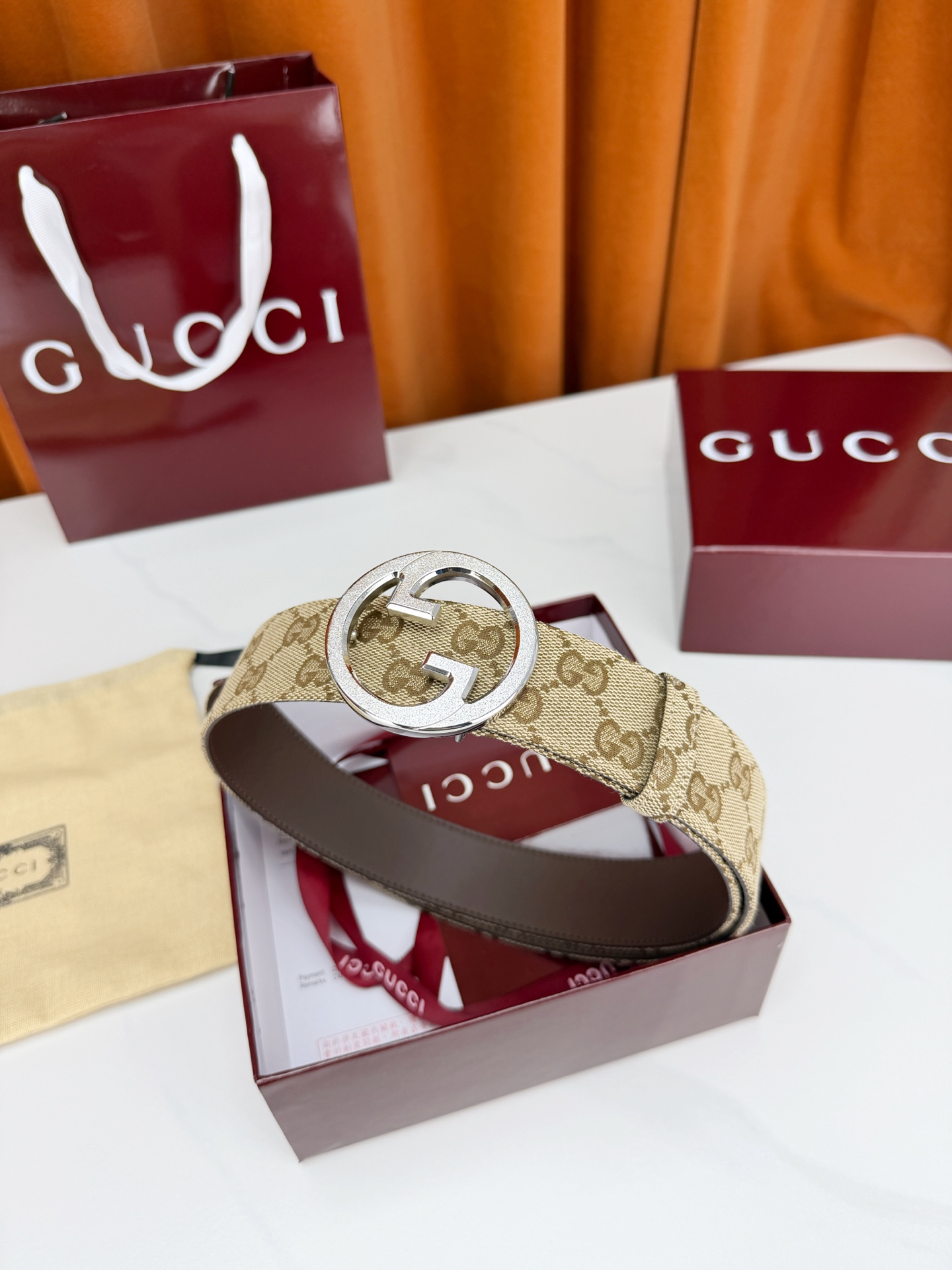 GUCCI 宽度4.0cm双面腰带，新款帆布满印双G老花，反面平纹 金色双G互扣扣头抛光闪耀，一带两用随