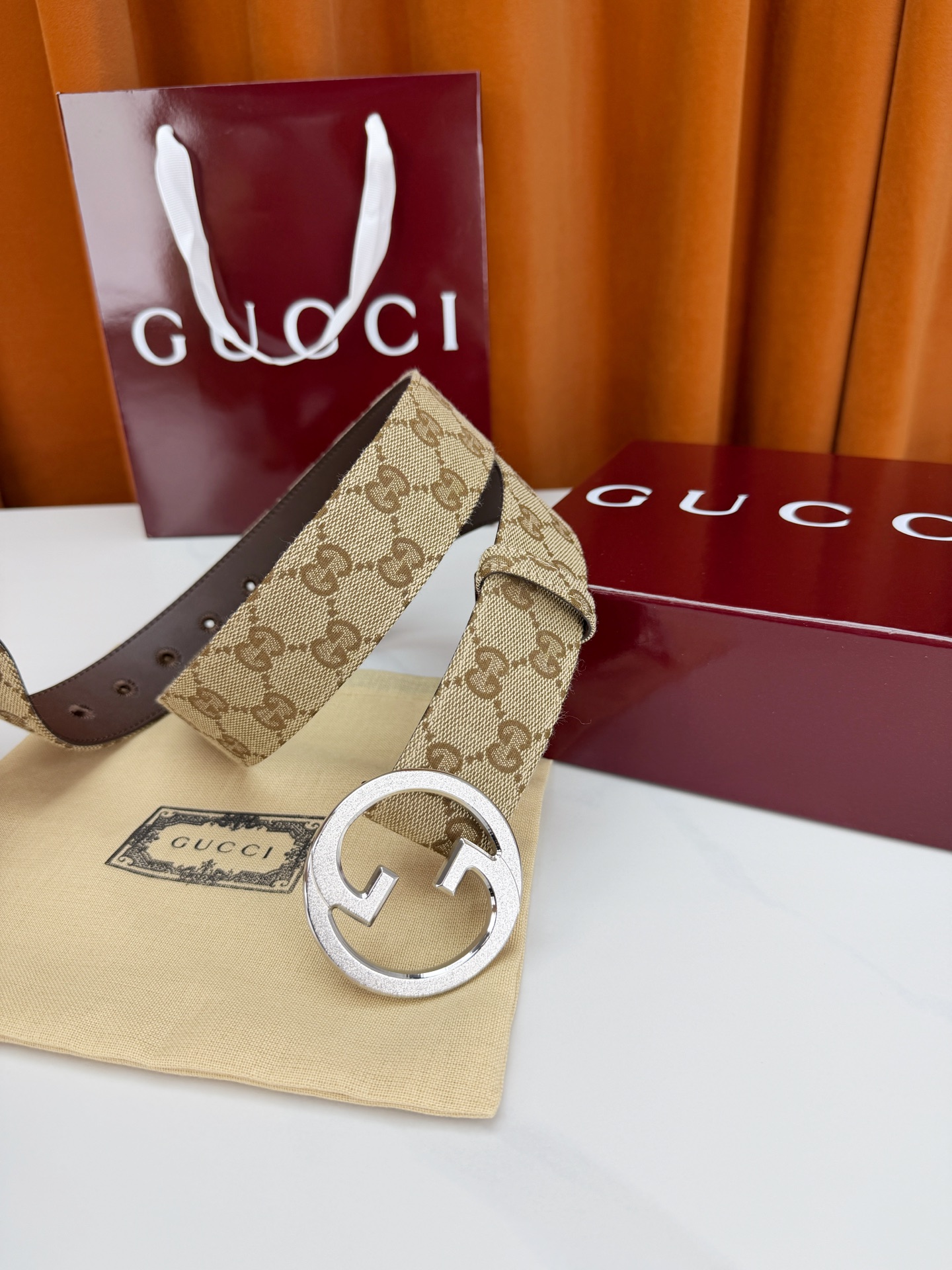 GUCCI 宽度4.0cm双面腰带，新款帆布满印双G老花，反面平纹 金色双G互扣扣头抛光闪耀，一带两用随