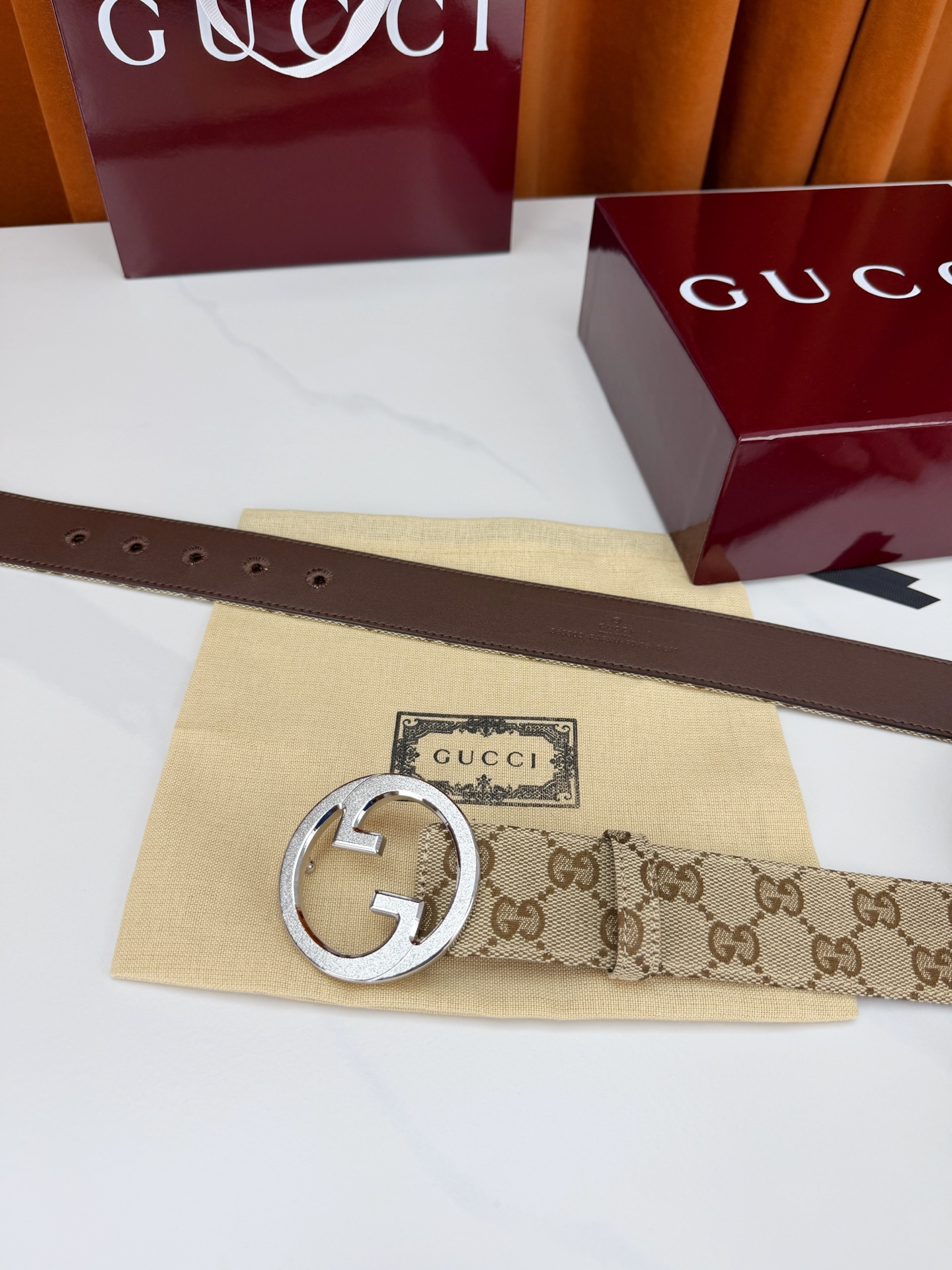 GUCCI 宽度4.0cm双面腰带，新款帆布满印双G老花，反面平纹 金色双G互扣扣头抛光闪耀，一带两用随