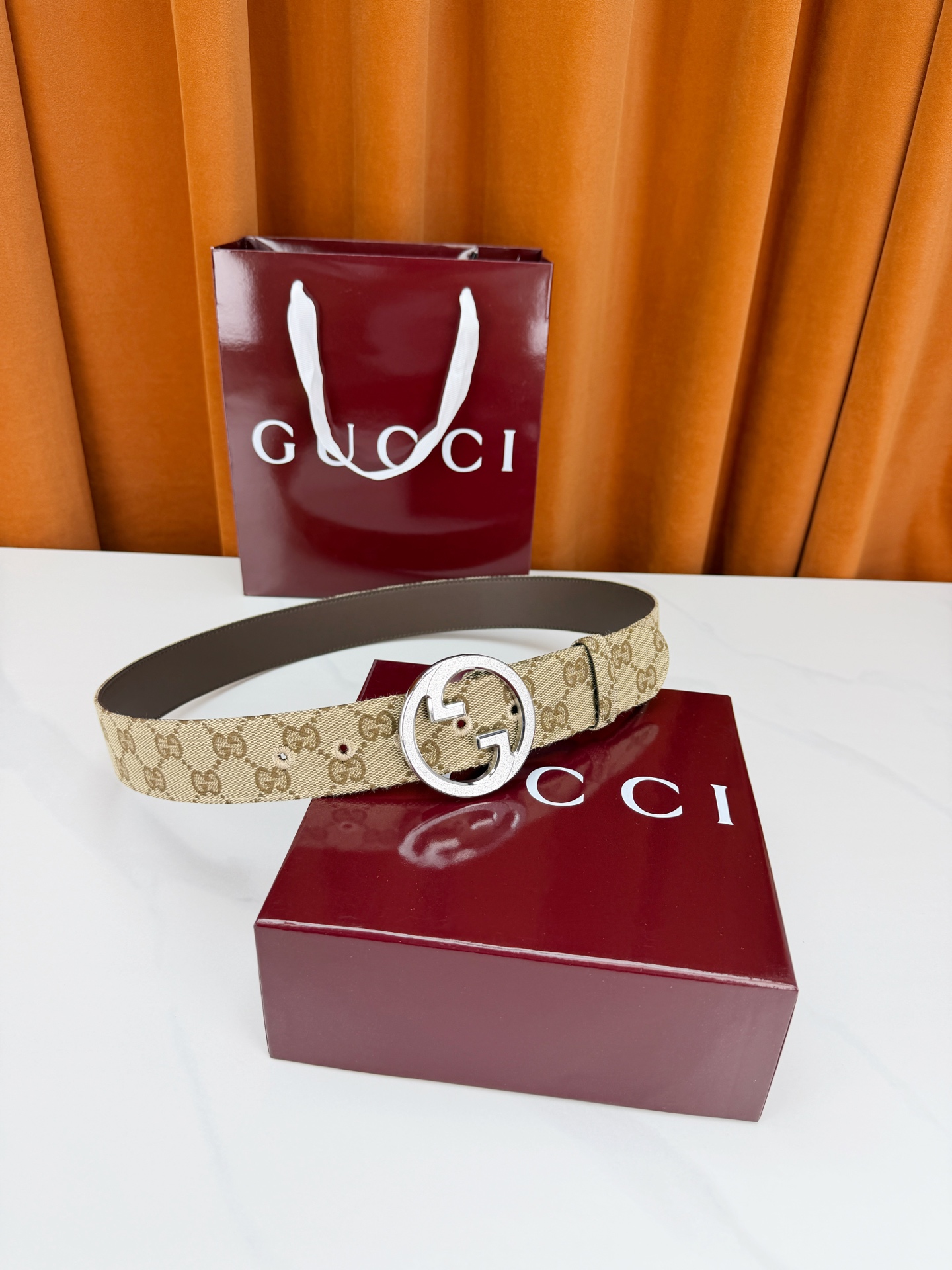 GUCCI 宽度4.0cm双面腰带，新款帆布满印双G老花，反面平纹 金色双G互扣扣头抛光闪耀，一带两用随