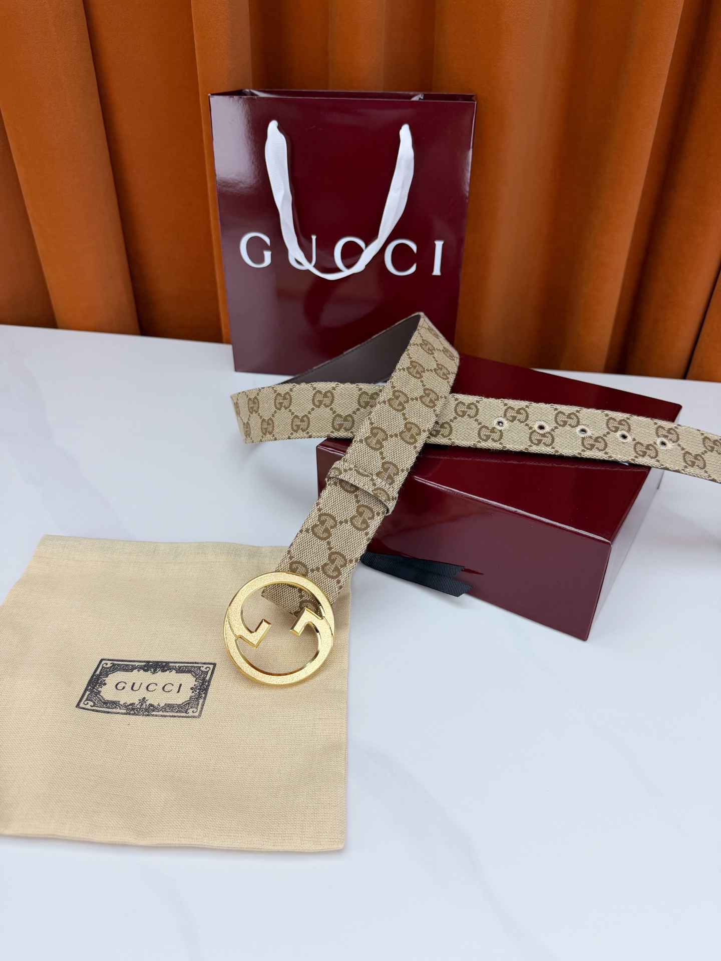 GUCCI 宽度4.0cm双面腰带，新款帆布满印双G老花，反面平纹 金色双G互扣扣头抛光闪耀，一带两用随