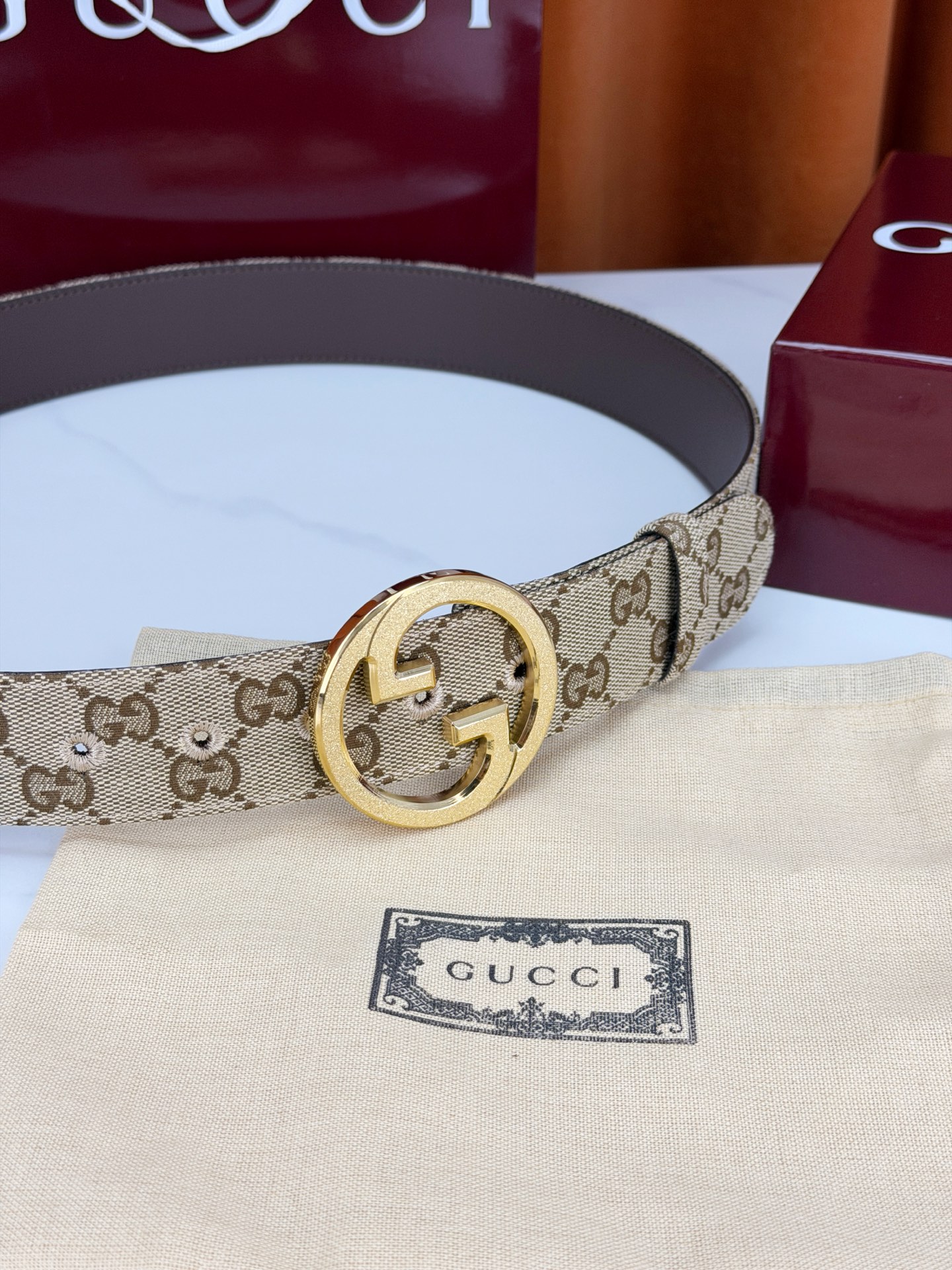 GUCCI 宽度4.0cm双面腰带，新款帆布满印双G老花，反面平纹 金色双G互扣扣头抛光闪耀，一带两用随