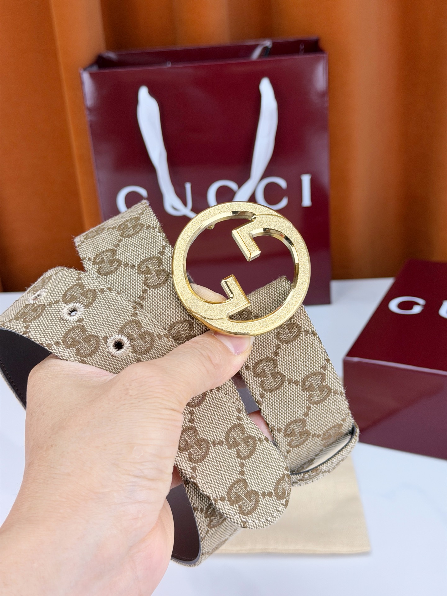 GUCCI 宽度4.0cm双面腰带，新款帆布满印双G老花，反面平纹 金色双G互扣扣头抛光闪耀，一带两用随