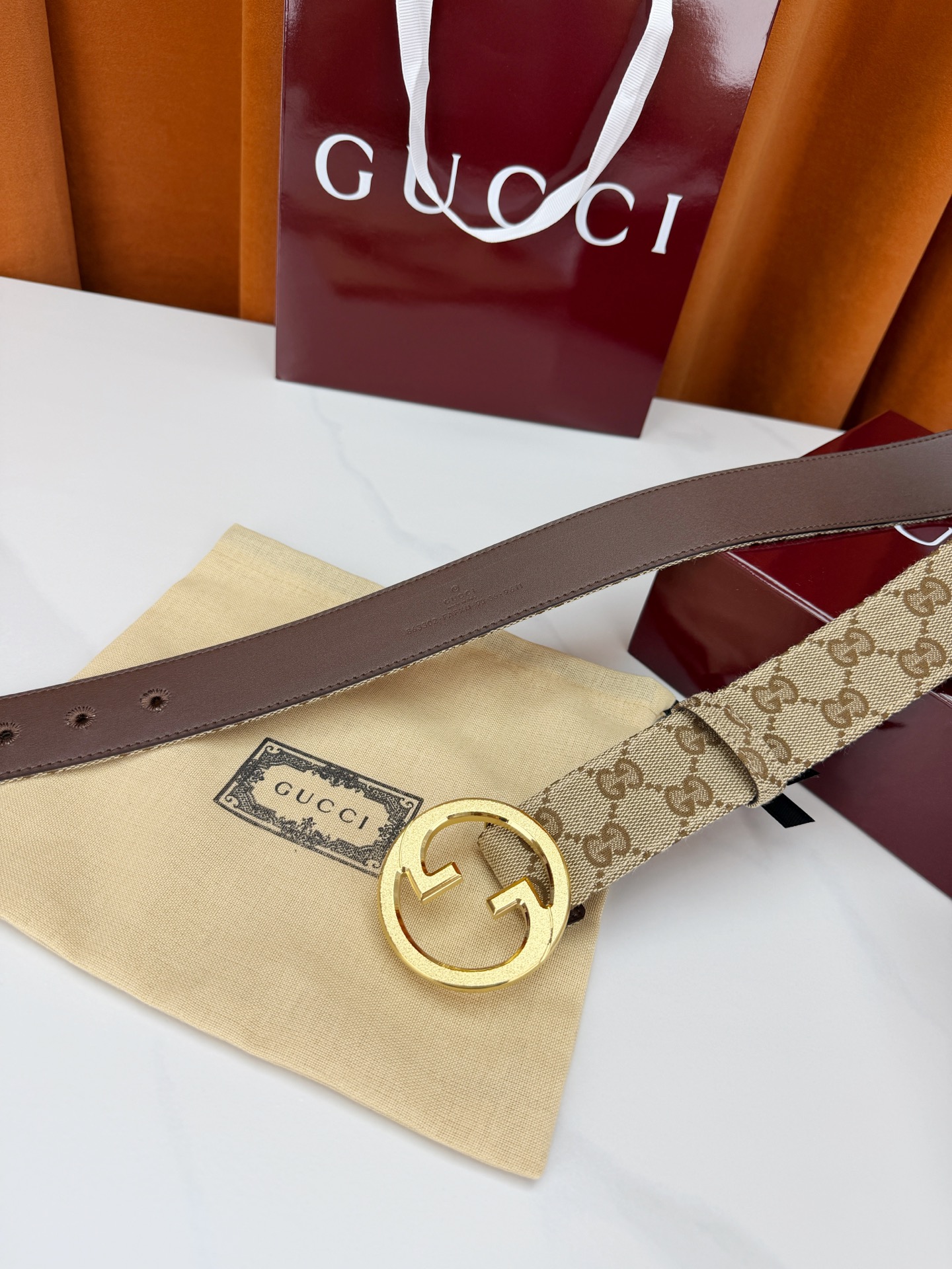 GUCCI 宽度4.0cm双面腰带，新款帆布满印双G老花，反面平纹 金色双G互扣扣头抛光闪耀，一带两用随