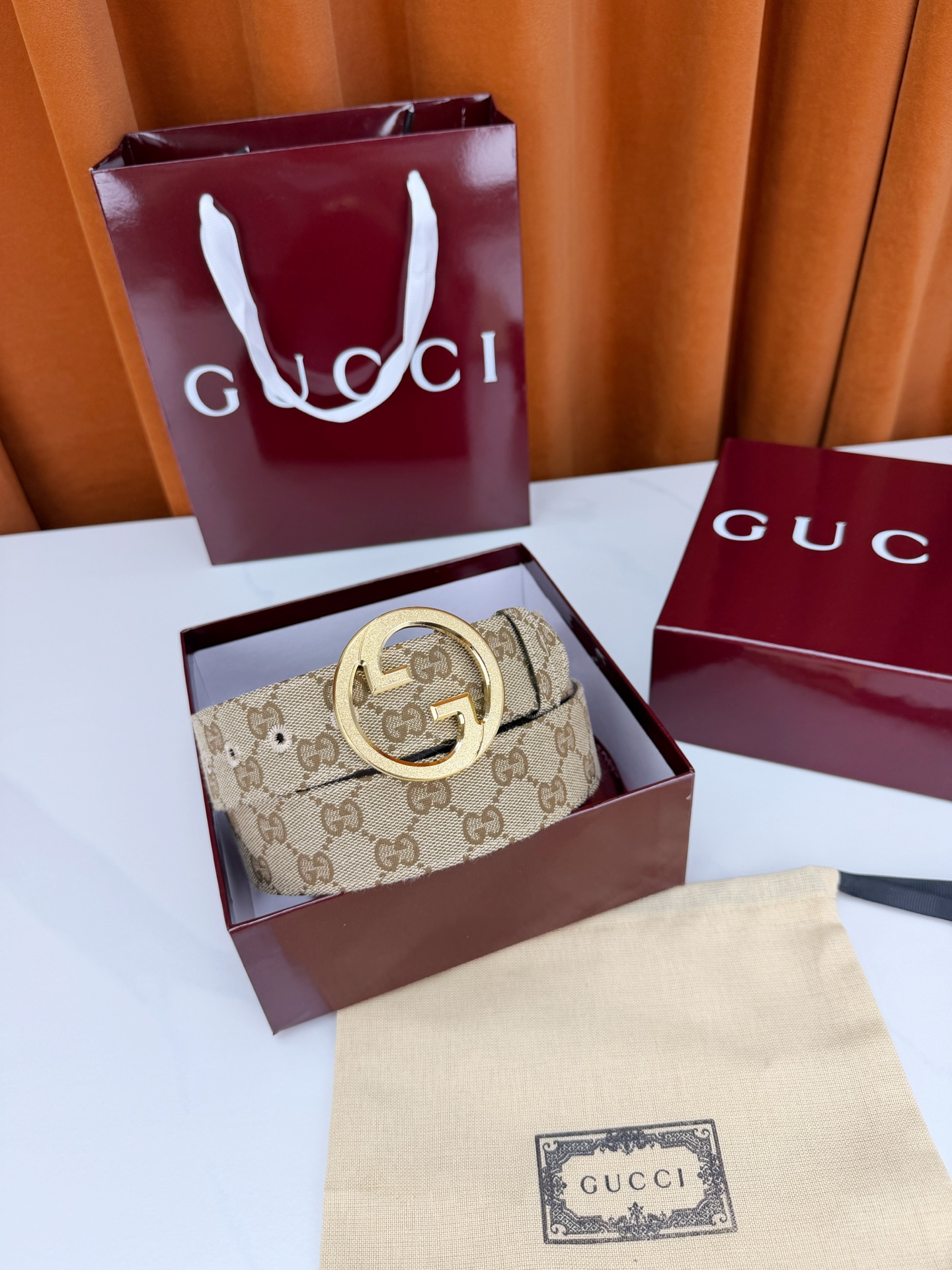 GUCCI 宽度4.0cm双面腰带，新款帆布满印双G老花，反面平纹 金色双G互扣扣头抛光闪耀，一带两用随