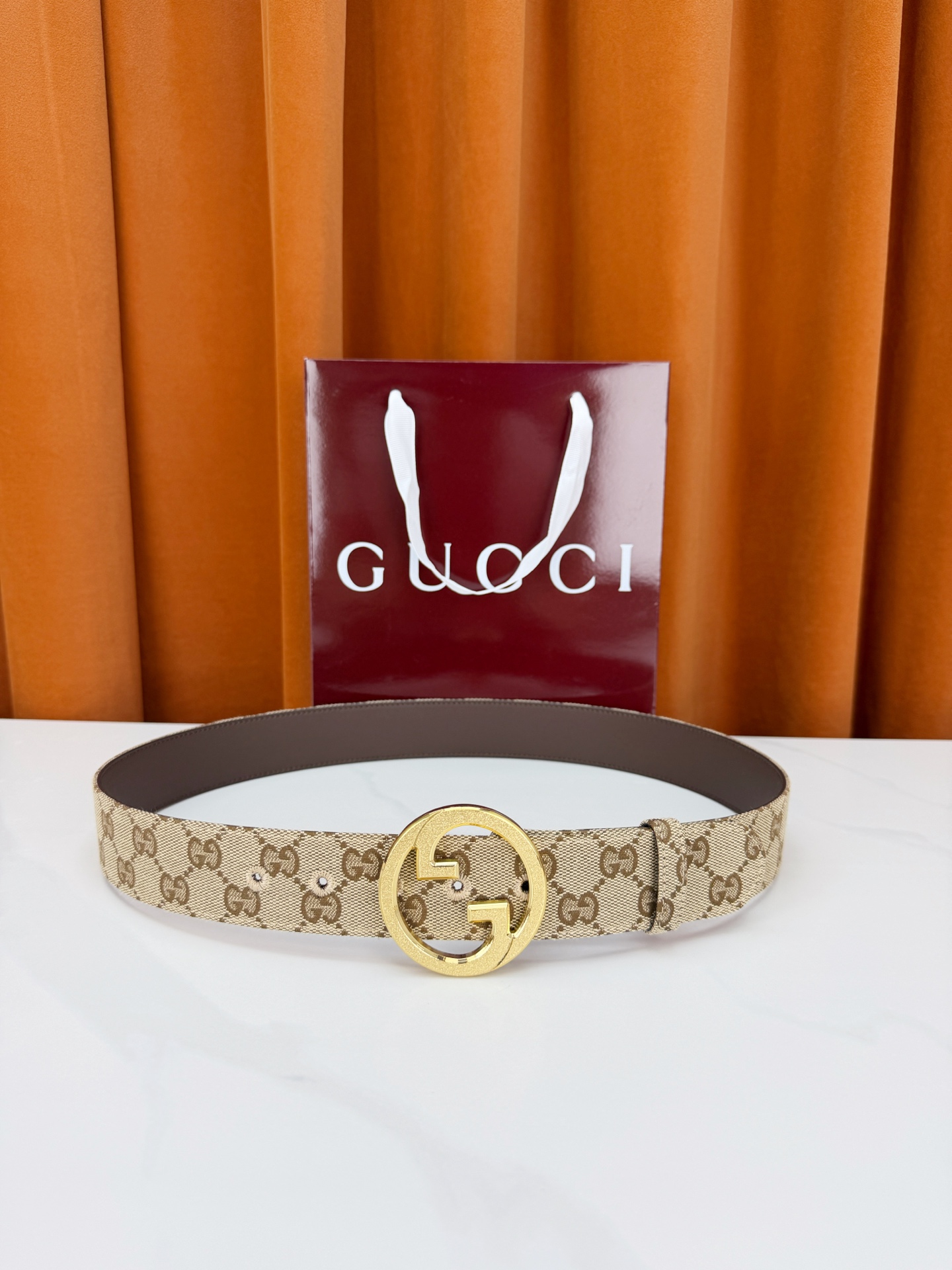 GUCCI 宽度4.0cm双面腰带，新款帆布满印双G老花，反面平纹 金色双G互扣扣头抛光闪耀，一带两用随
