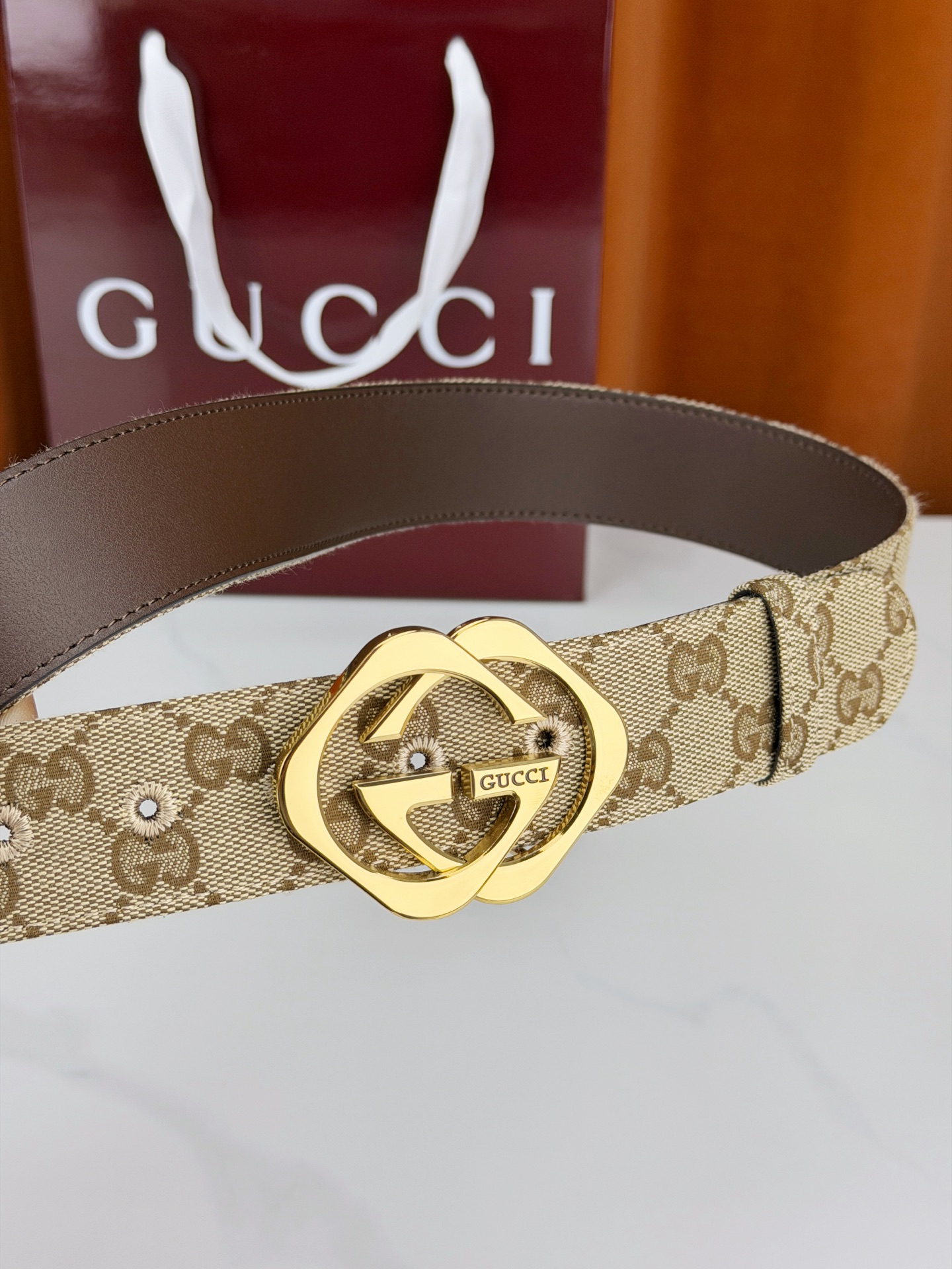 GUCCI 宽度4.0cm双面腰带，新款帆布满印双G老花，反面平纹 金色双G互扣扣头抛光闪耀，一带两用随
