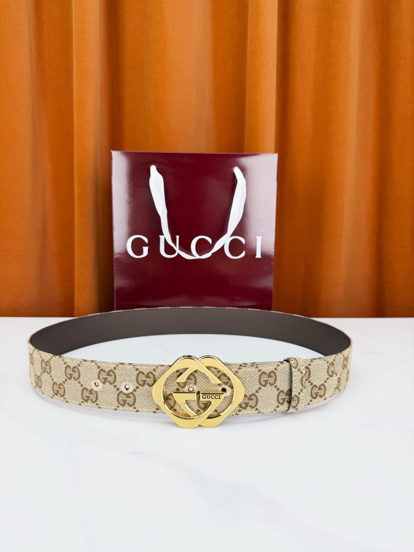 GUCCI 宽度4.0cm双面腰带，新款帆布满印双G老花，反面平纹 金色双G互扣扣头抛光闪耀，一带两用随