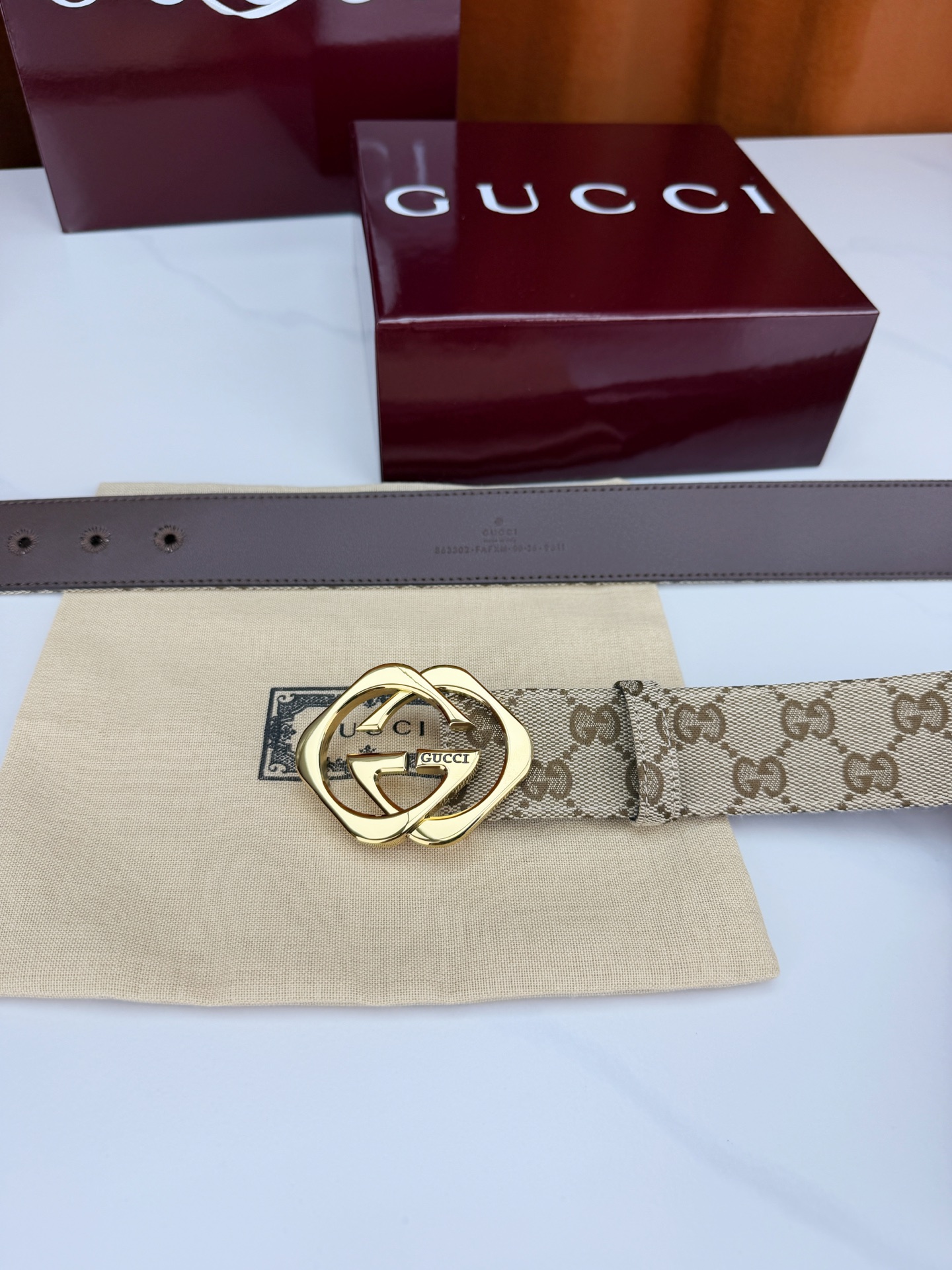 GUCCI 宽度4.0cm双面腰带，新款帆布满印双G老花，反面平纹 金色双G互扣扣头抛光闪耀，一带两用随