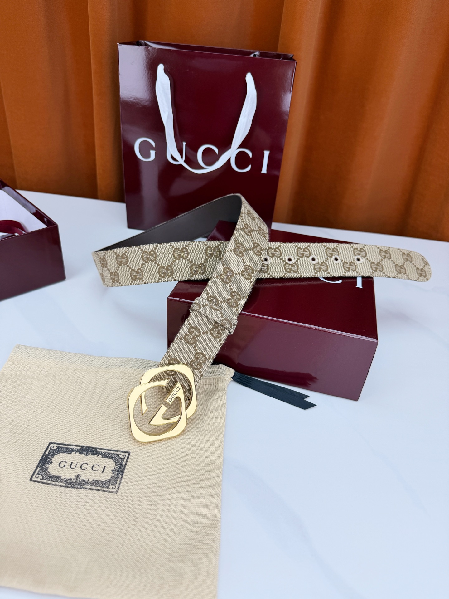 GUCCI 宽度4.0cm双面腰带，新款帆布满印双G老花，反面平纹 金色双G互扣扣头抛光闪耀，一带两用随