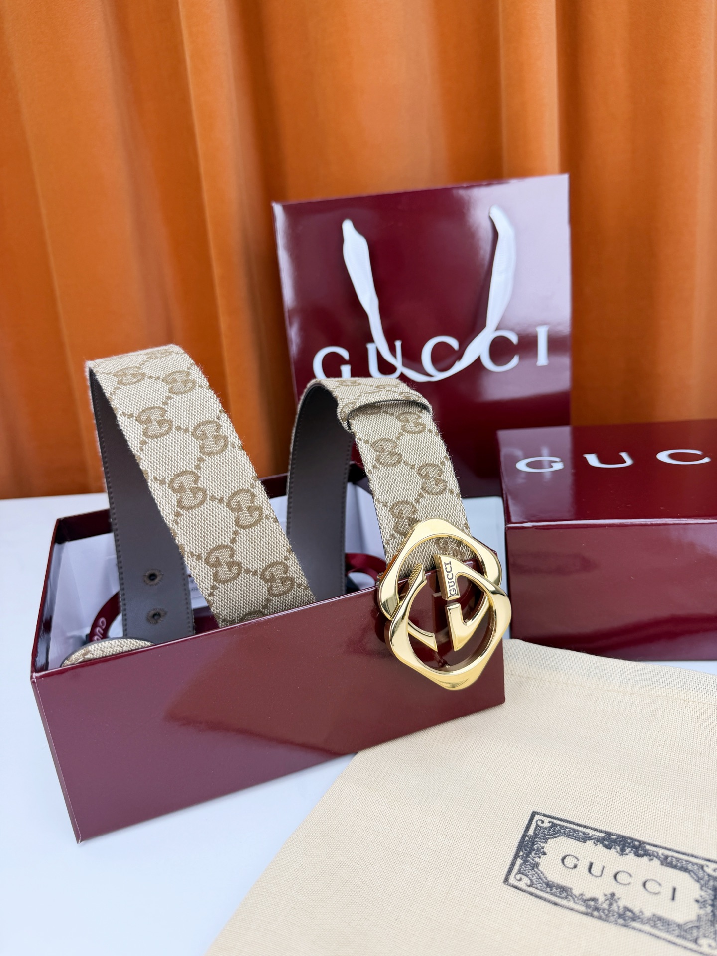 GUCCI 宽度4.0cm双面腰带，新款帆布满印双G老花，反面平纹 金色双G互扣扣头抛光闪耀，一带两用随