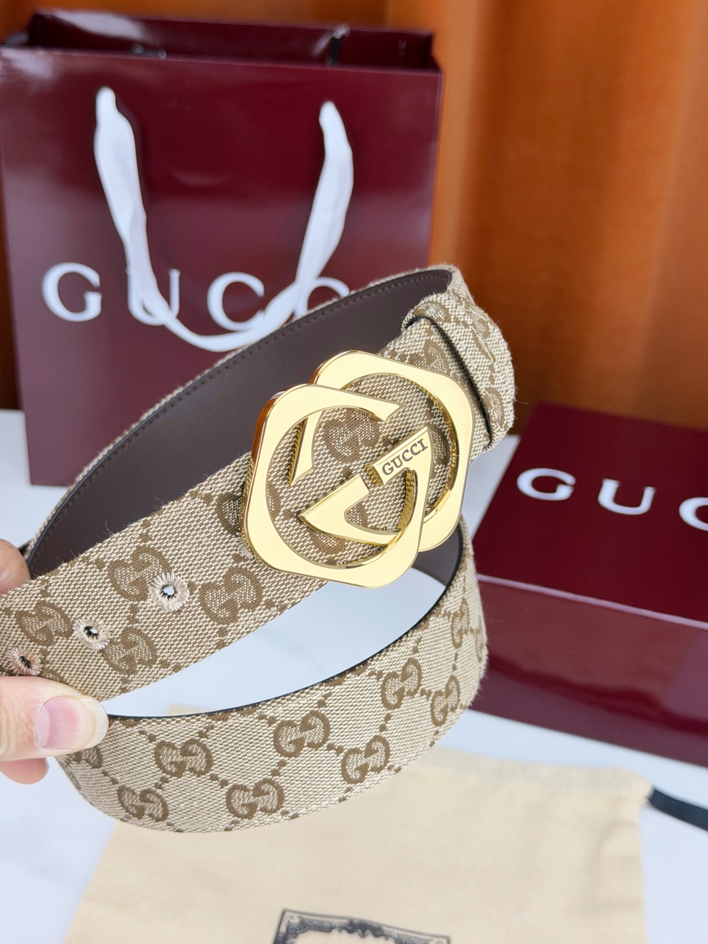 GUCCI 宽度4.0cm双面腰带，新款帆布满印双G老花，反面平纹 金色双G互扣扣头抛光闪耀，一带两用随