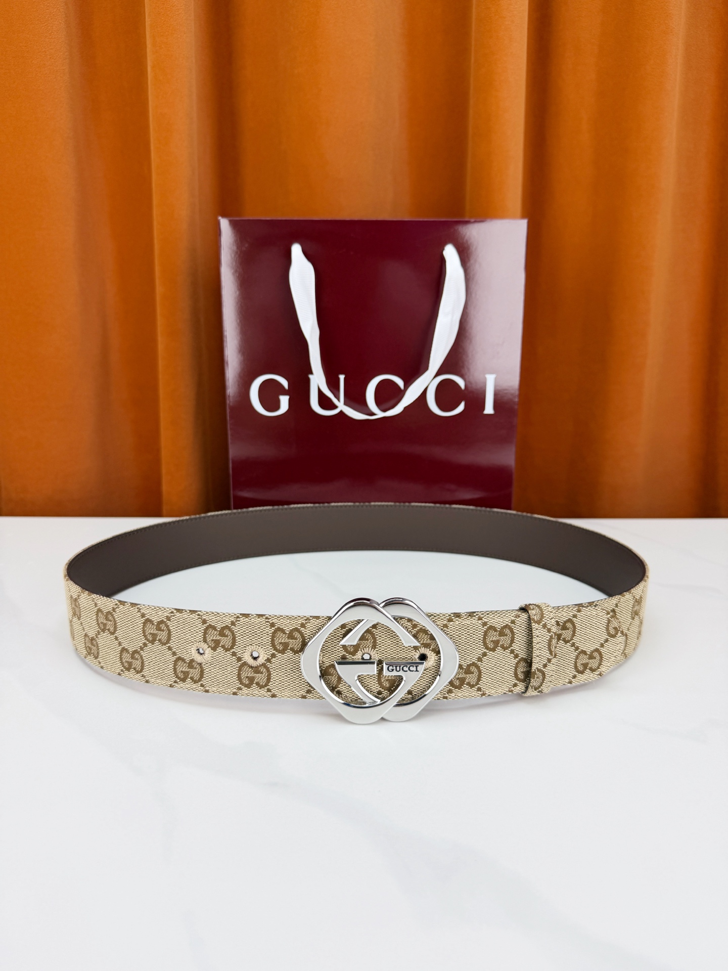 GUCCI 宽度4.0cm双面腰带，新款帆布满印双G老花，反面平纹 金色双G互扣扣头抛光闪耀，一带两用随