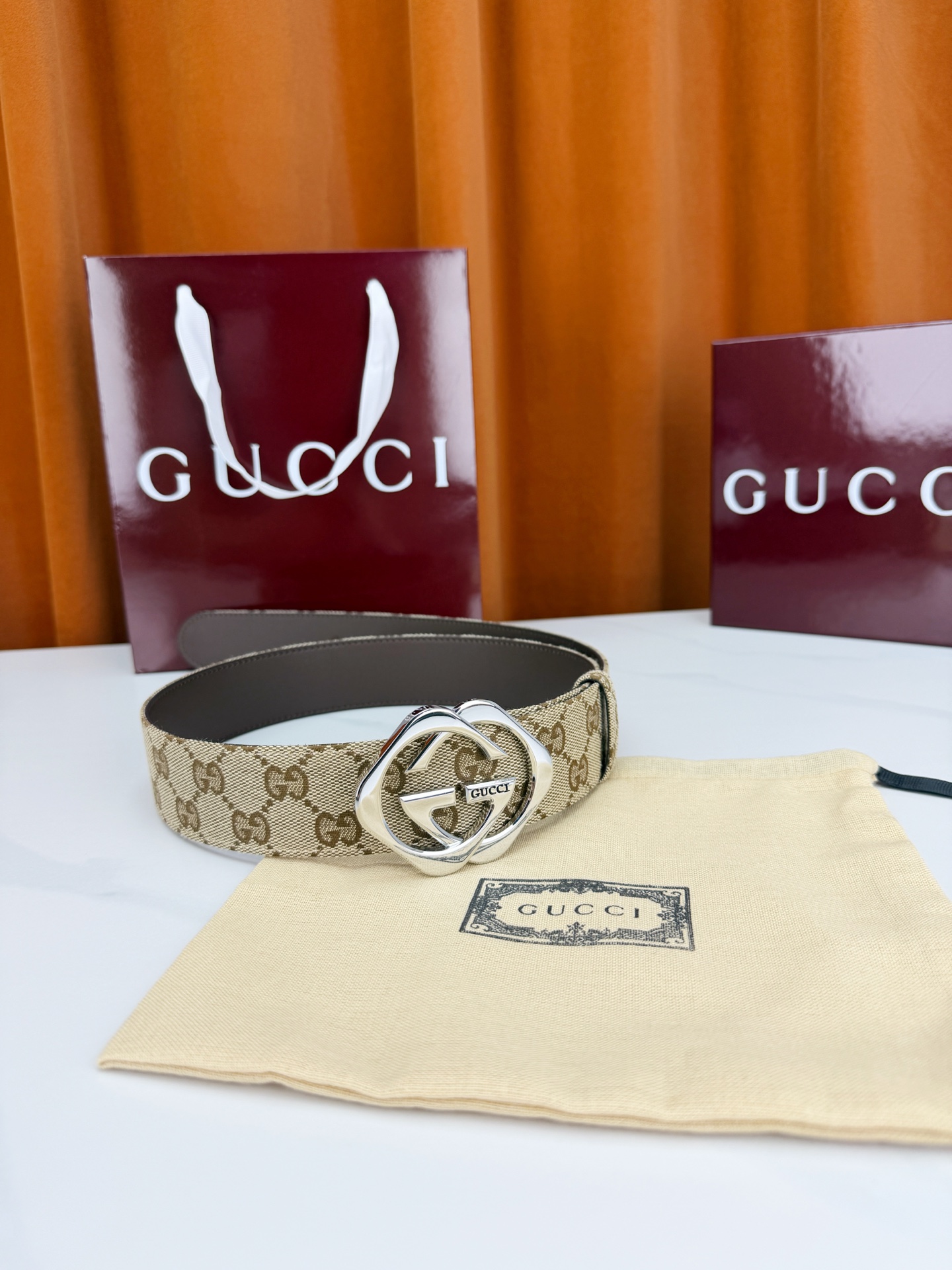 GUCCI 宽度4.0cm双面腰带，新款帆布满印双G老花，反面平纹 金色双G互扣扣头抛光闪耀，一带两用随