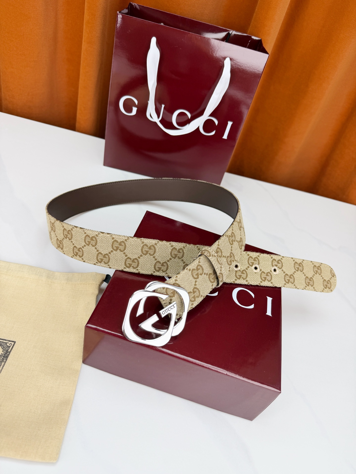 GUCCI 宽度4.0cm双面腰带，新款帆布满印双G老花，反面平纹 金色双G互扣扣头抛光闪耀，一带两用随