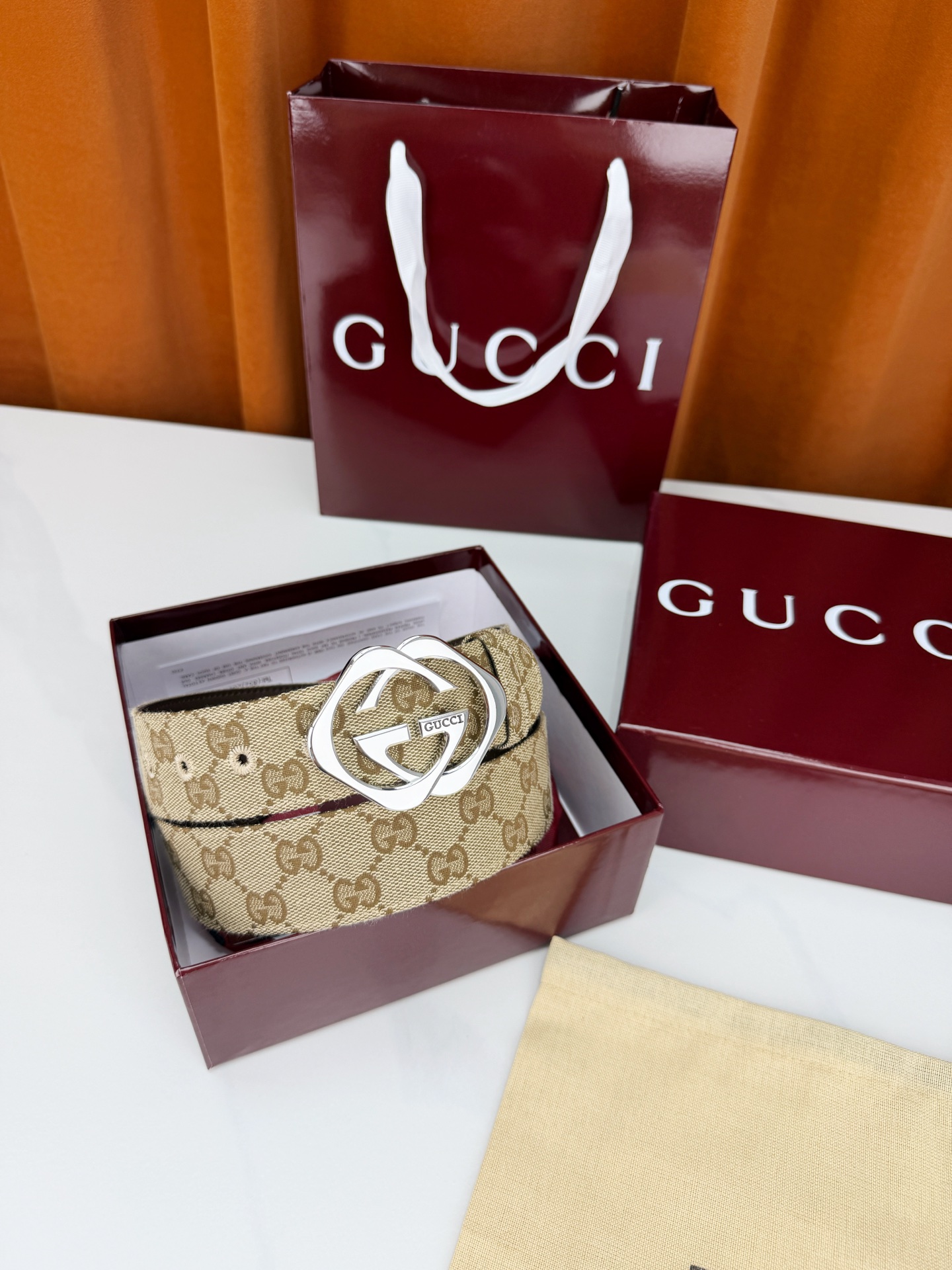 GUCCI 宽度4.0cm双面腰带，新款帆布满印双G老花，反面平纹 金色双G互扣扣头抛光闪耀，一带两用随