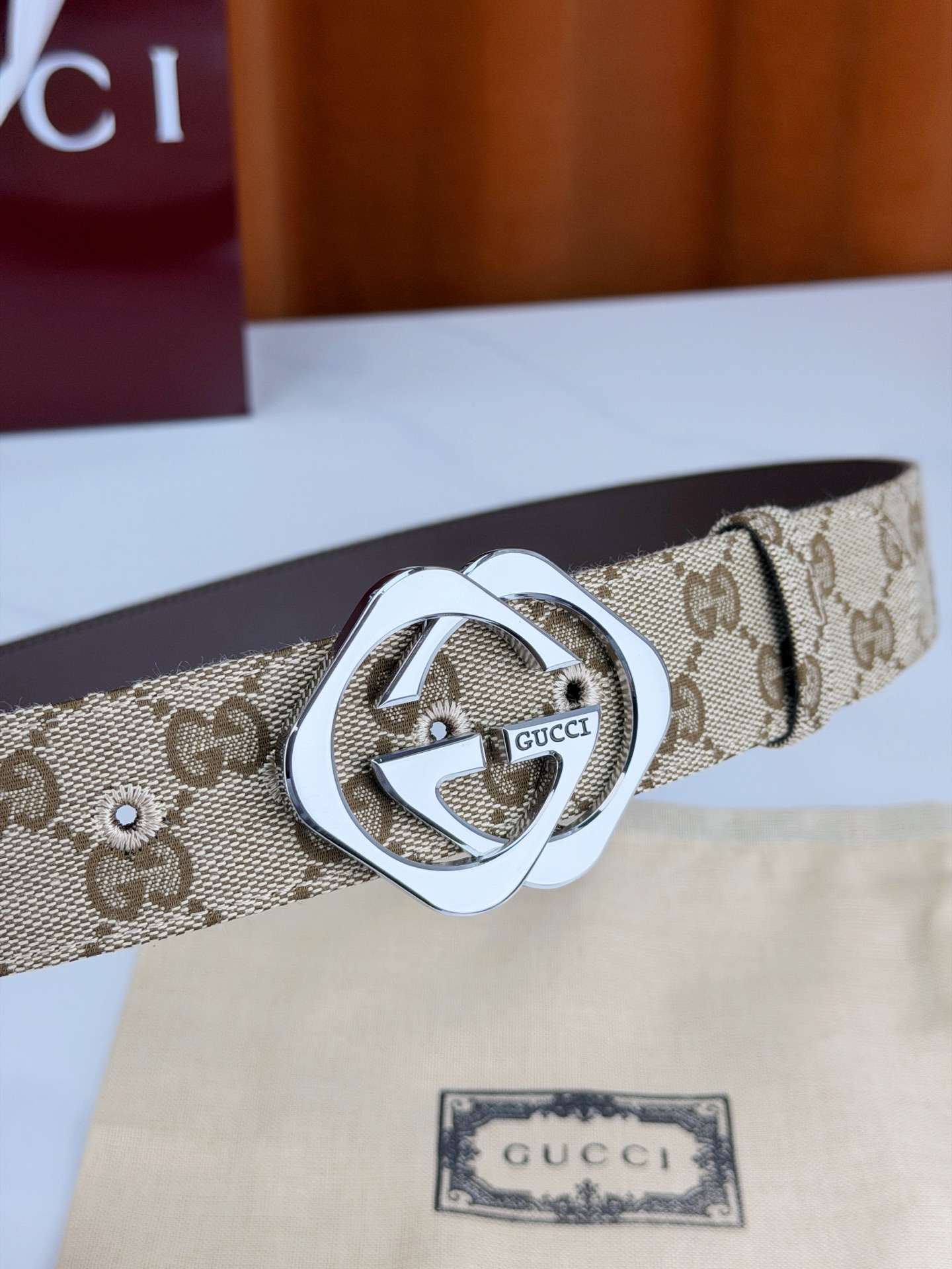 GUCCI 宽度4.0cm双面腰带，新款帆布满印双G老花，反面平纹 金色双G互扣扣头抛光闪耀，一带两用随