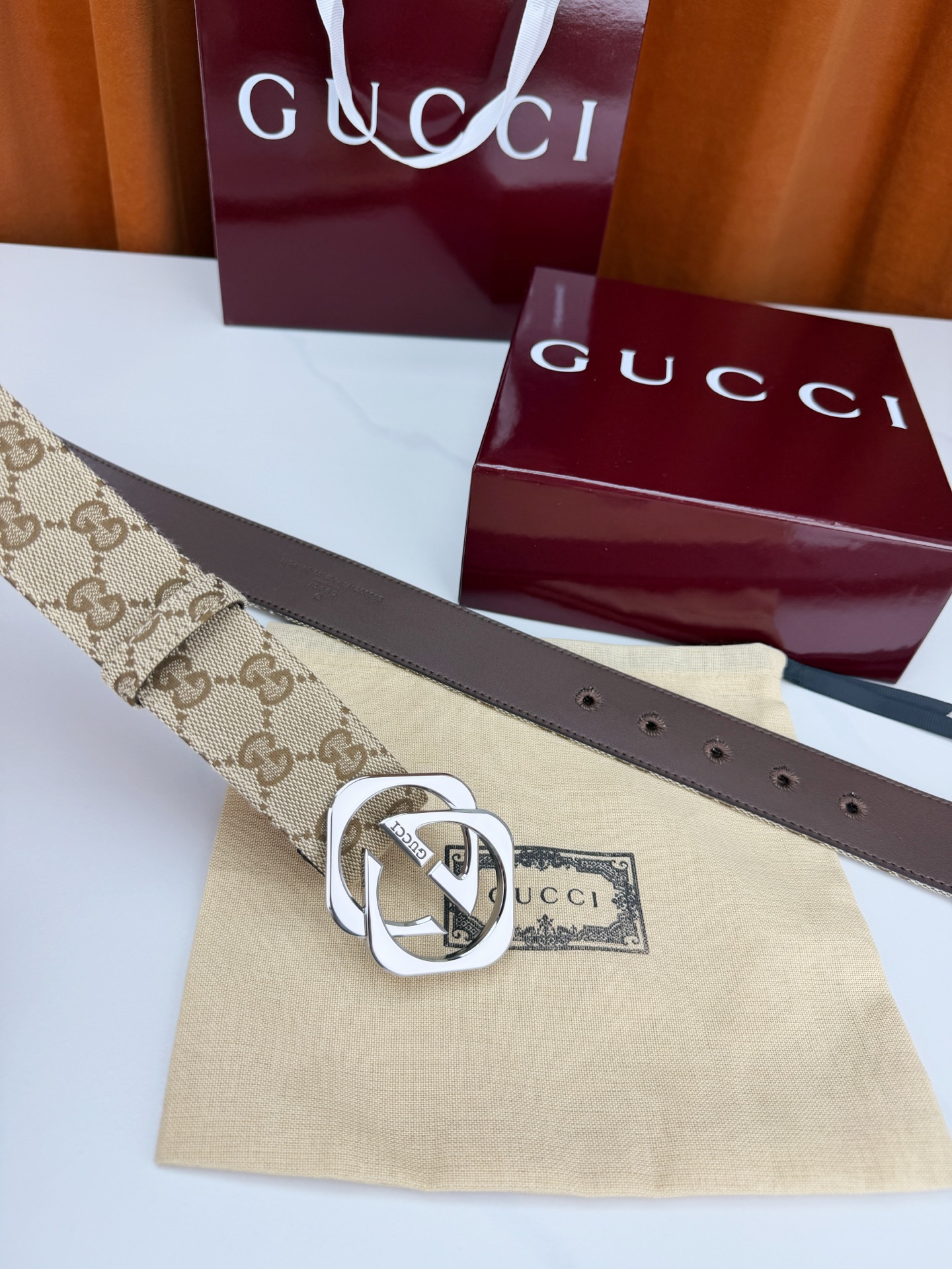 GUCCI 宽度4.0cm双面腰带，新款帆布满印双G老花，反面平纹 金色双G互扣扣头抛光闪耀，一带两用随