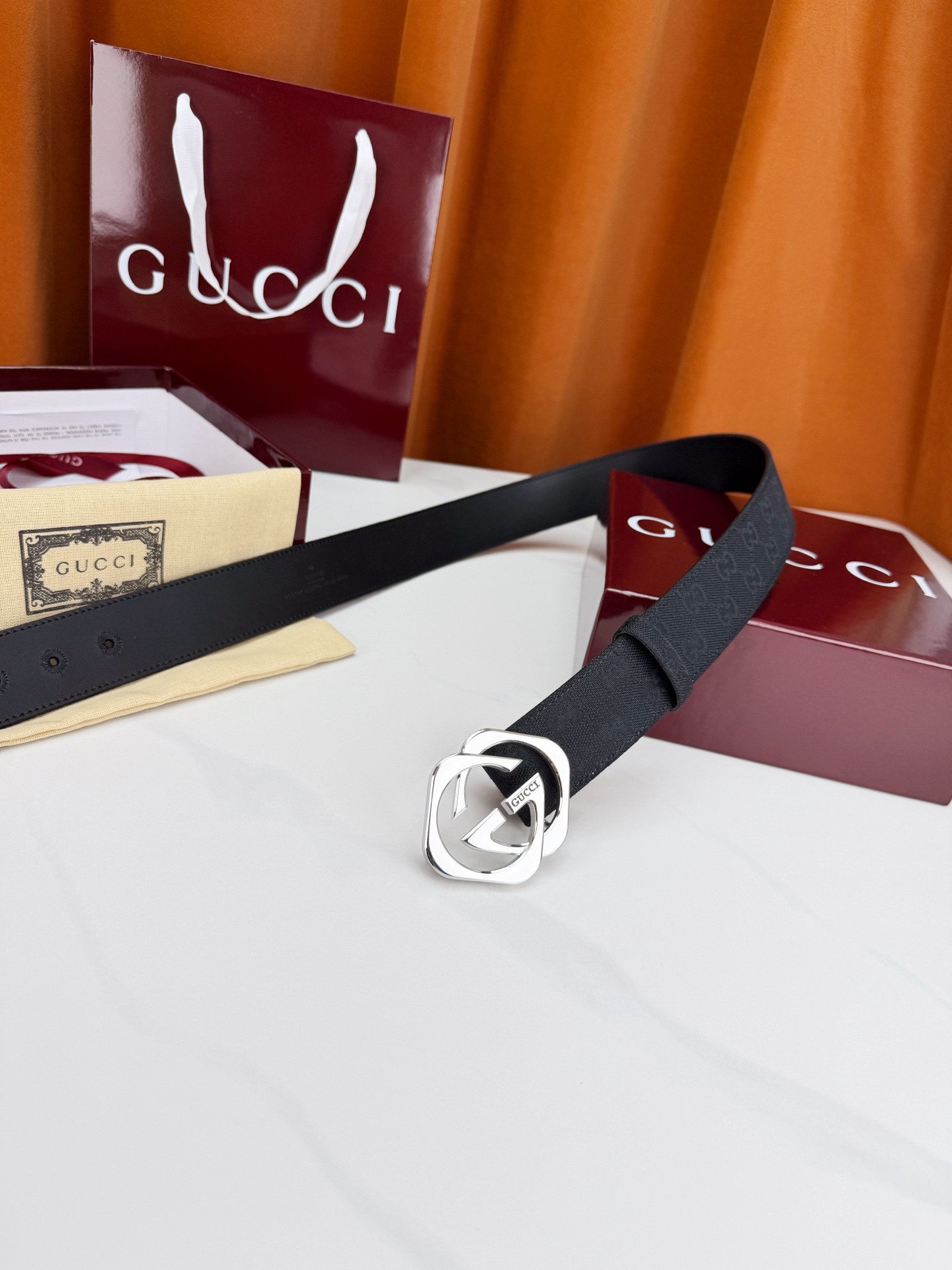 GUCCI 宽度4.0cm双面腰带，新款帆布满印双G老花，反面平纹 金色双G互扣扣头抛光闪耀，一带两用随