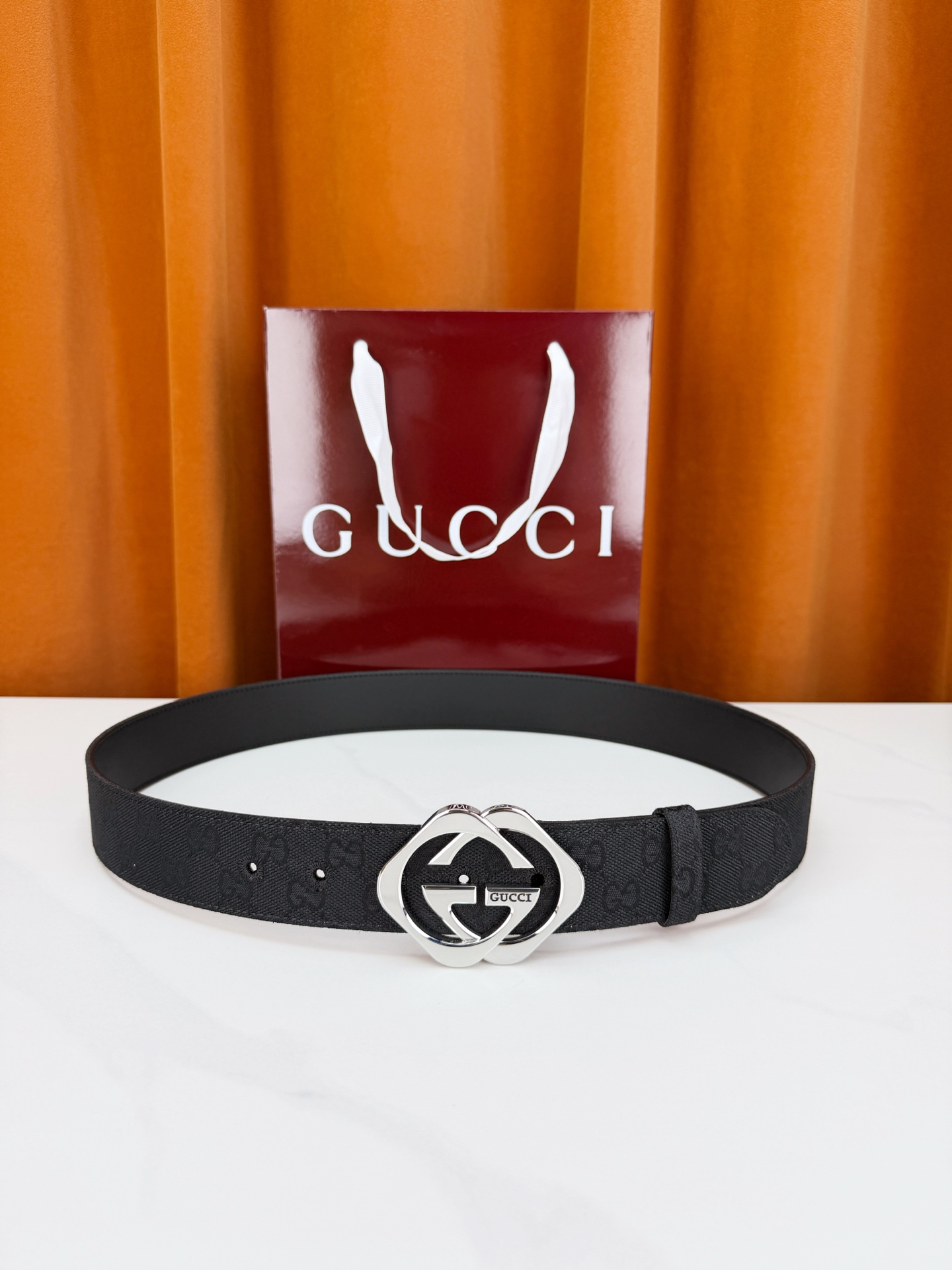 GUCCI 宽度4.0cm双面腰带，新款帆布满印双G老花，反面平纹 金色双G互扣扣头抛光闪耀，一带两用随