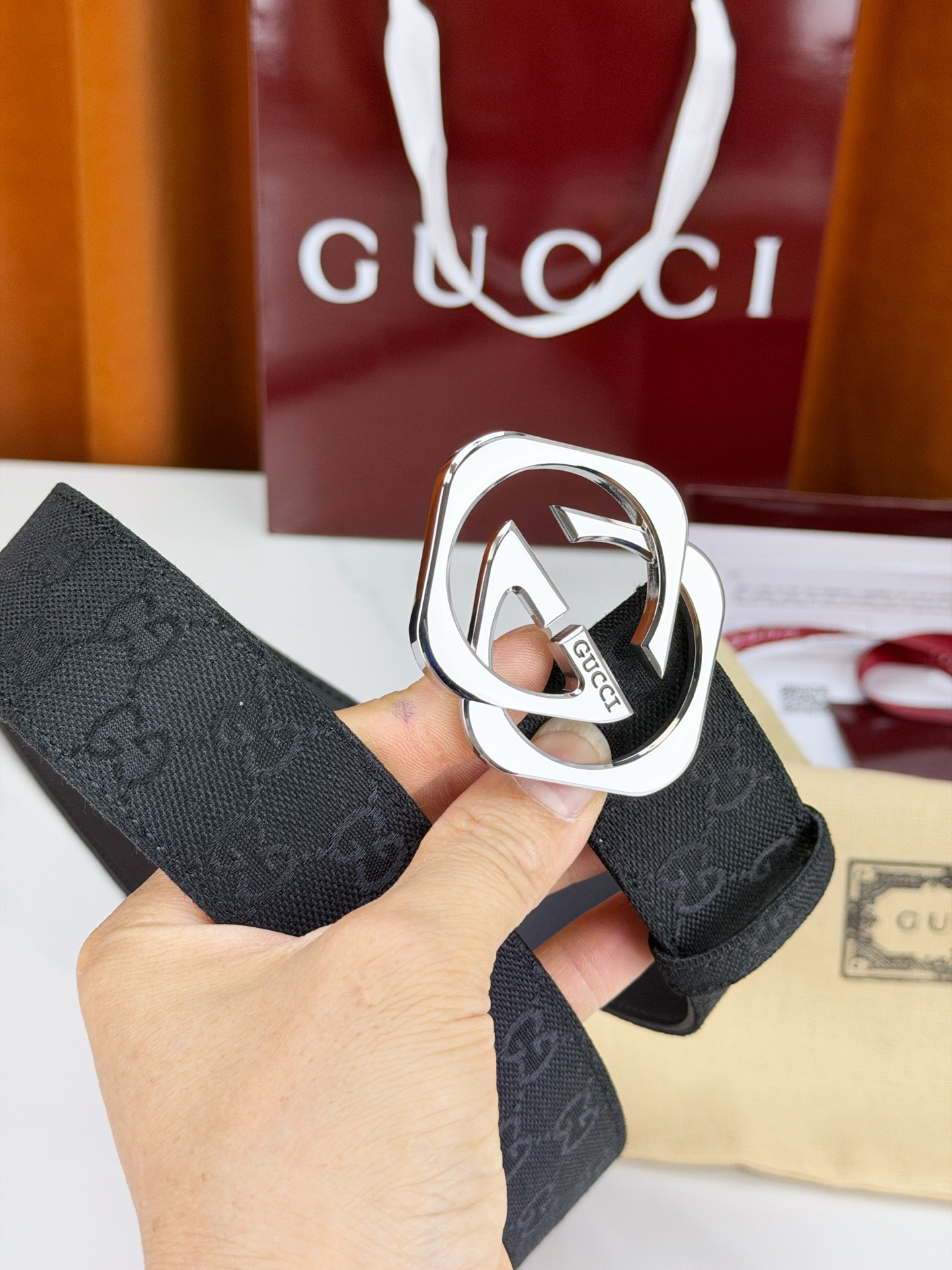 GUCCI 宽度4.0cm双面腰带，新款帆布满印双G老花，反面平纹 金色双G互扣扣头抛光闪耀，一带两用随