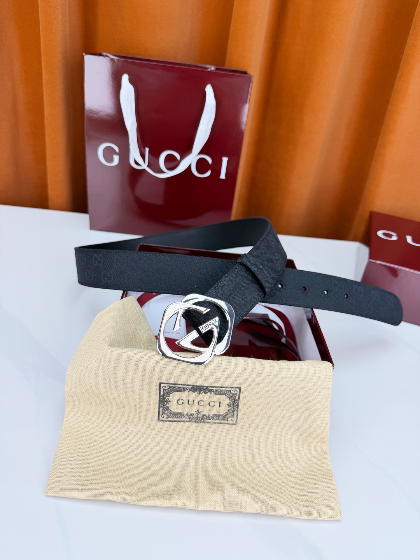 GUCCI 宽度4.0cm双面腰带，新款帆布满印双G老花，反面平纹 金色双G互扣扣头抛光闪耀，一带两用随