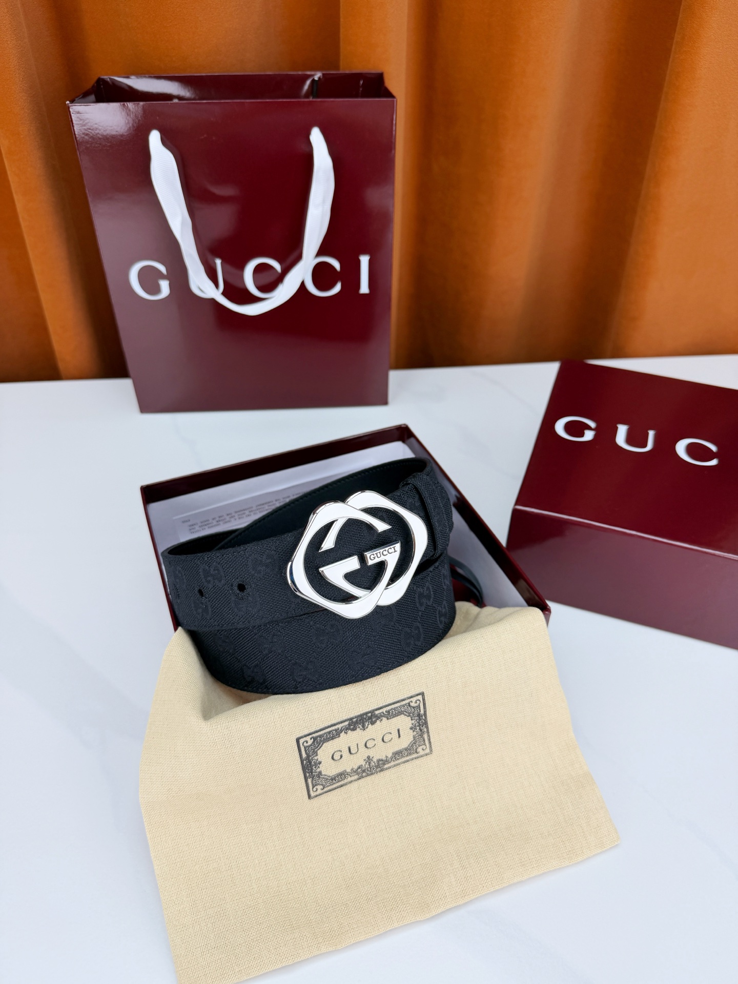 GUCCI 宽度4.0cm双面腰带，新款帆布满印双G老花，反面平纹 金色双G互扣扣头抛光闪耀，一带两用随