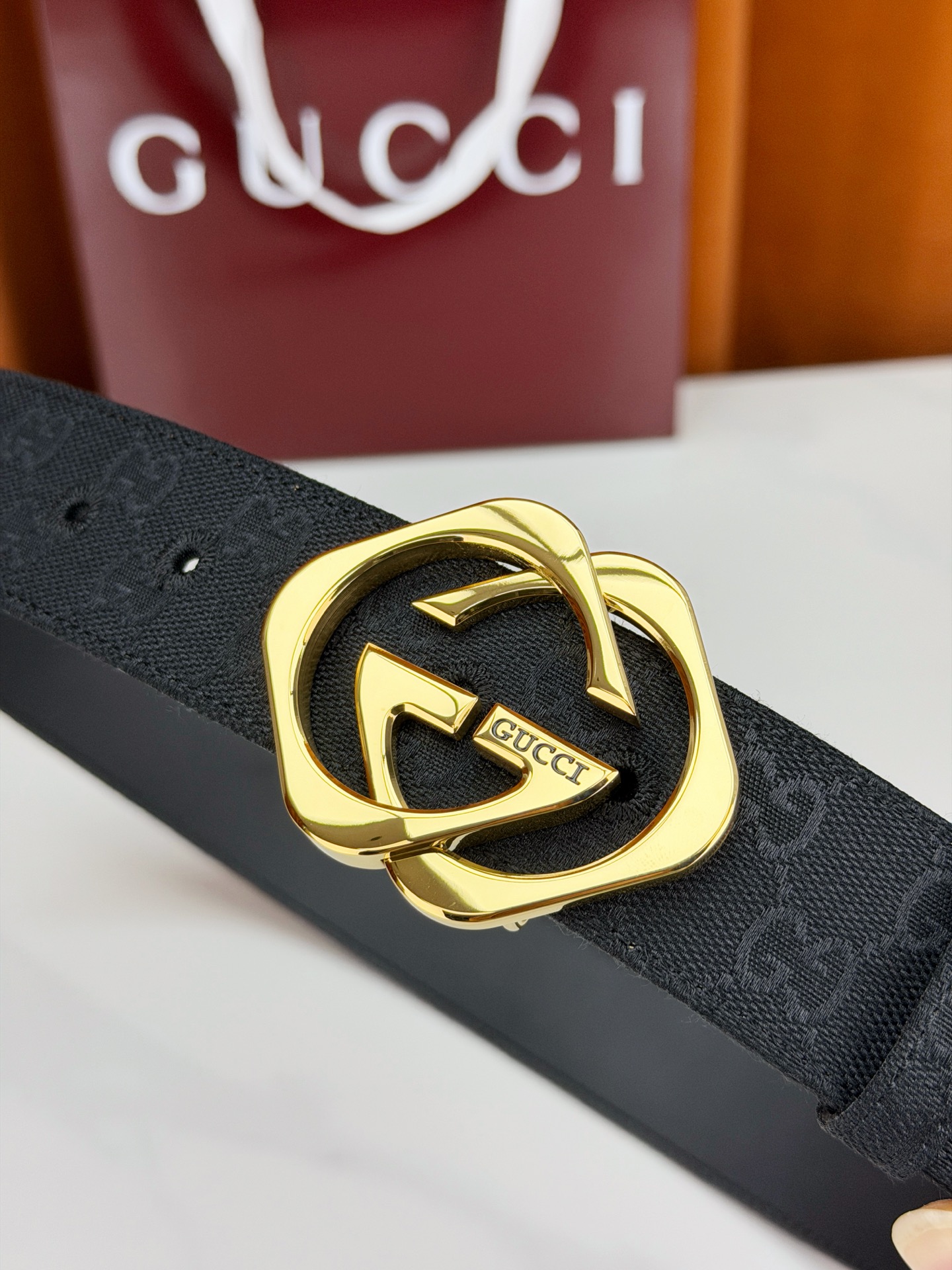 GUCCI 宽度4.0cm双面腰带，新款帆布满印双G老花，反面平纹 金色双G互扣扣头抛光闪耀，一带两用随