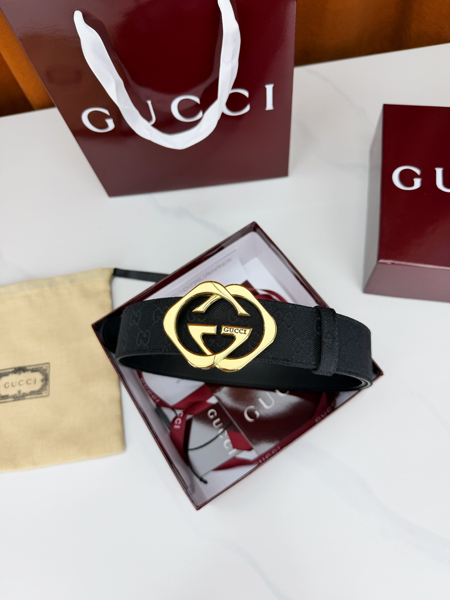 GUCCI 宽度4.0cm双面腰带，新款帆布满印双G老花，反面平纹 金色双G互扣扣头抛光闪耀，一带两用随
