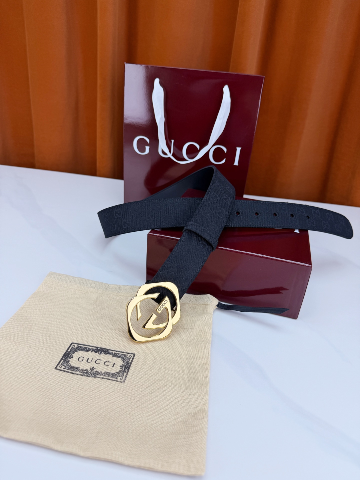 GUCCI 宽度4.0cm双面腰带，新款帆布满印双G老花，反面平纹 金色双G互扣扣头抛光闪耀，一带两用随
