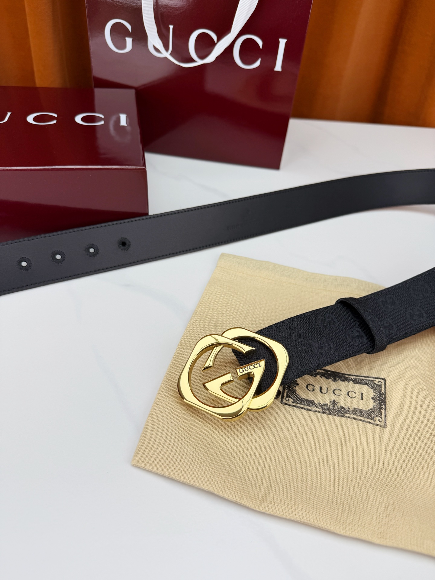 GUCCI 宽度4.0cm双面腰带，新款帆布满印双G老花，反面平纹 金色双G互扣扣头抛光闪耀，一带两用随