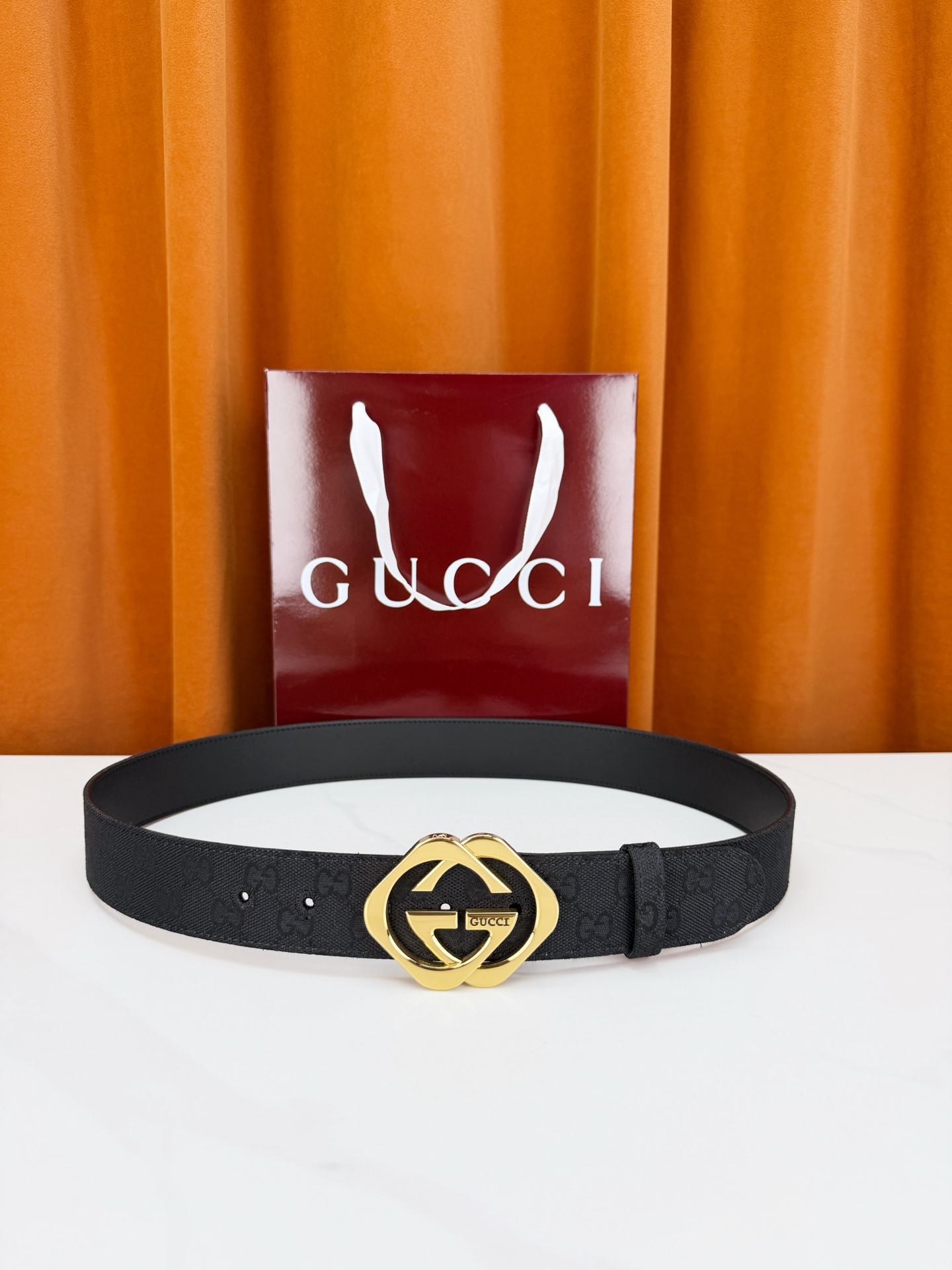 GUCCI 宽度4.0cm双面腰带，新款帆布满印双G老花，反面平纹 金色双G互扣扣头抛光闪耀，一带两用随