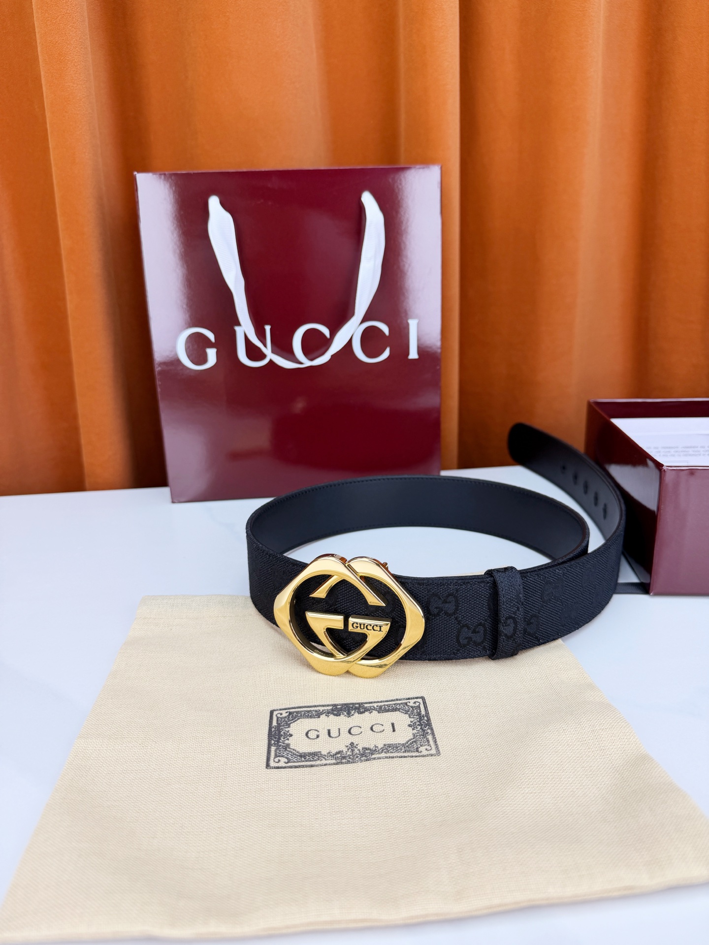 GUCCI 宽度4.0cm双面腰带，新款帆布满印双G老花，反面平纹 金色双G互扣扣头抛光闪耀，一带两用随